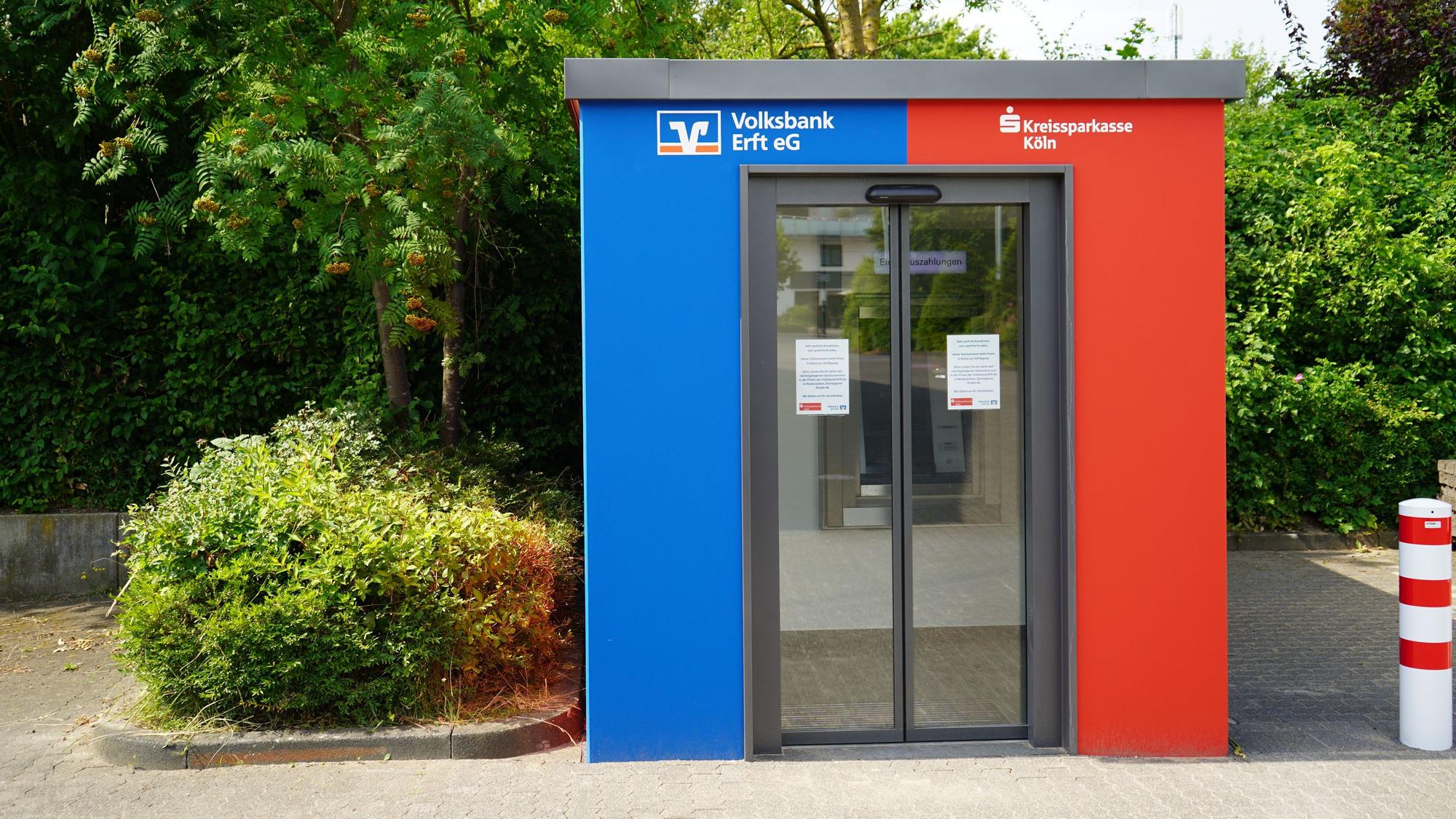 Das Bild zeigt den rot-blauen Selbstbedienungs-Pavillon auf dem Aldi-Parkplatz.