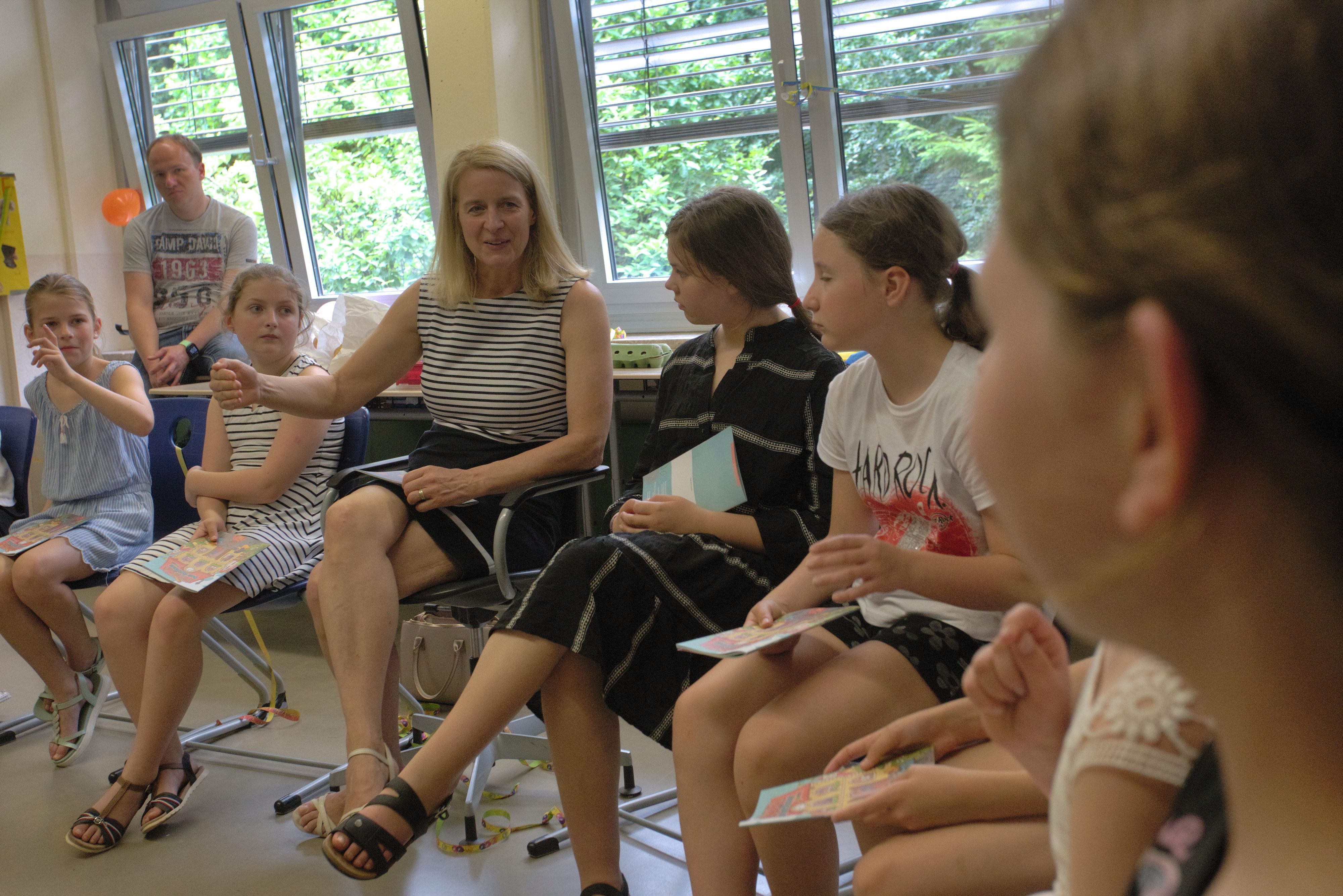 Das Foto zeigt die Wipperfürther Bürgermeisterin Anne Loth  in der Runde der EvB-Fünftklässler.