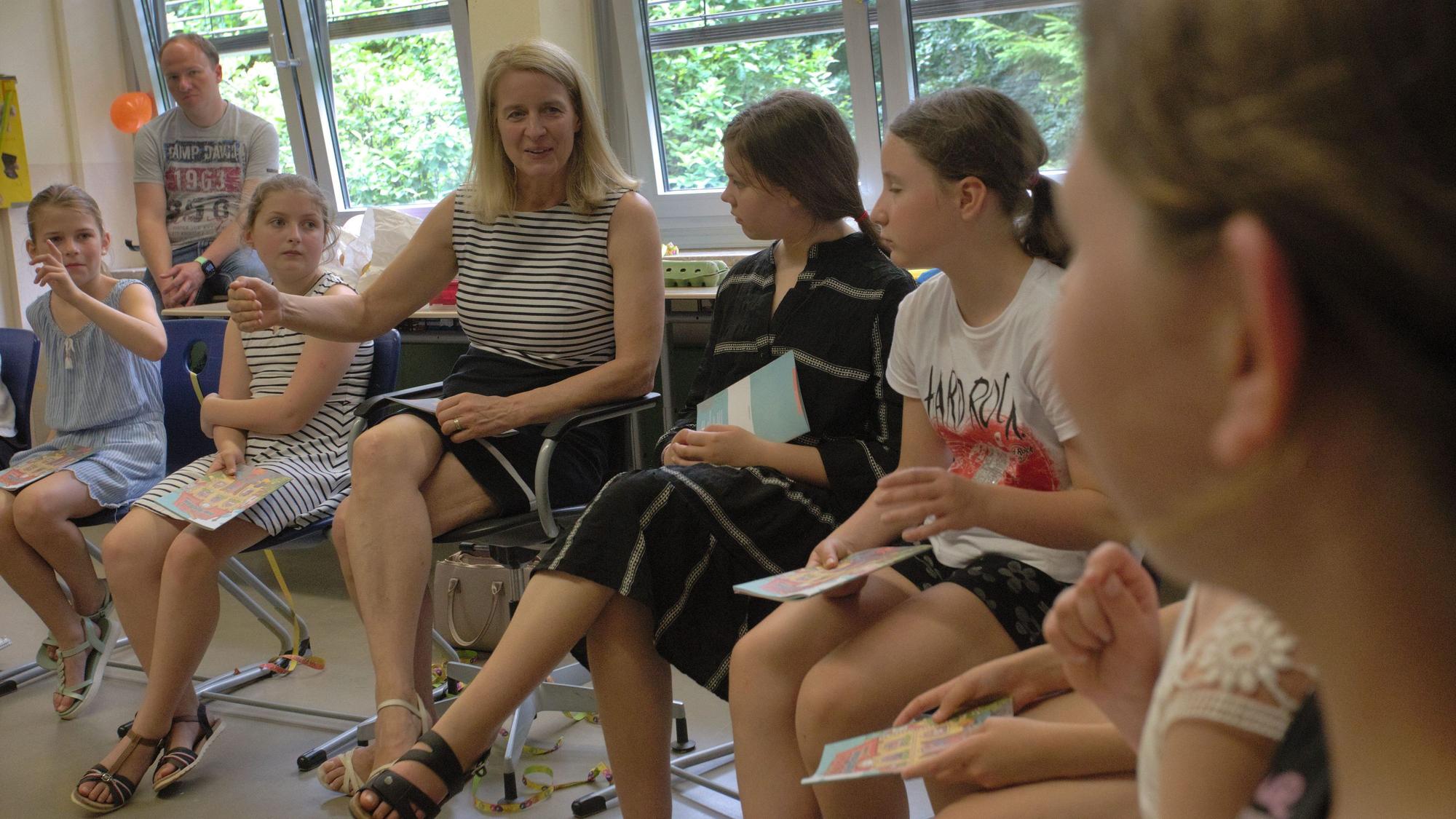 Das Foto zeigt die Wipperfürther Bürgermeisterin Anne Loth in der Runde der EvB-Fünftklässler.