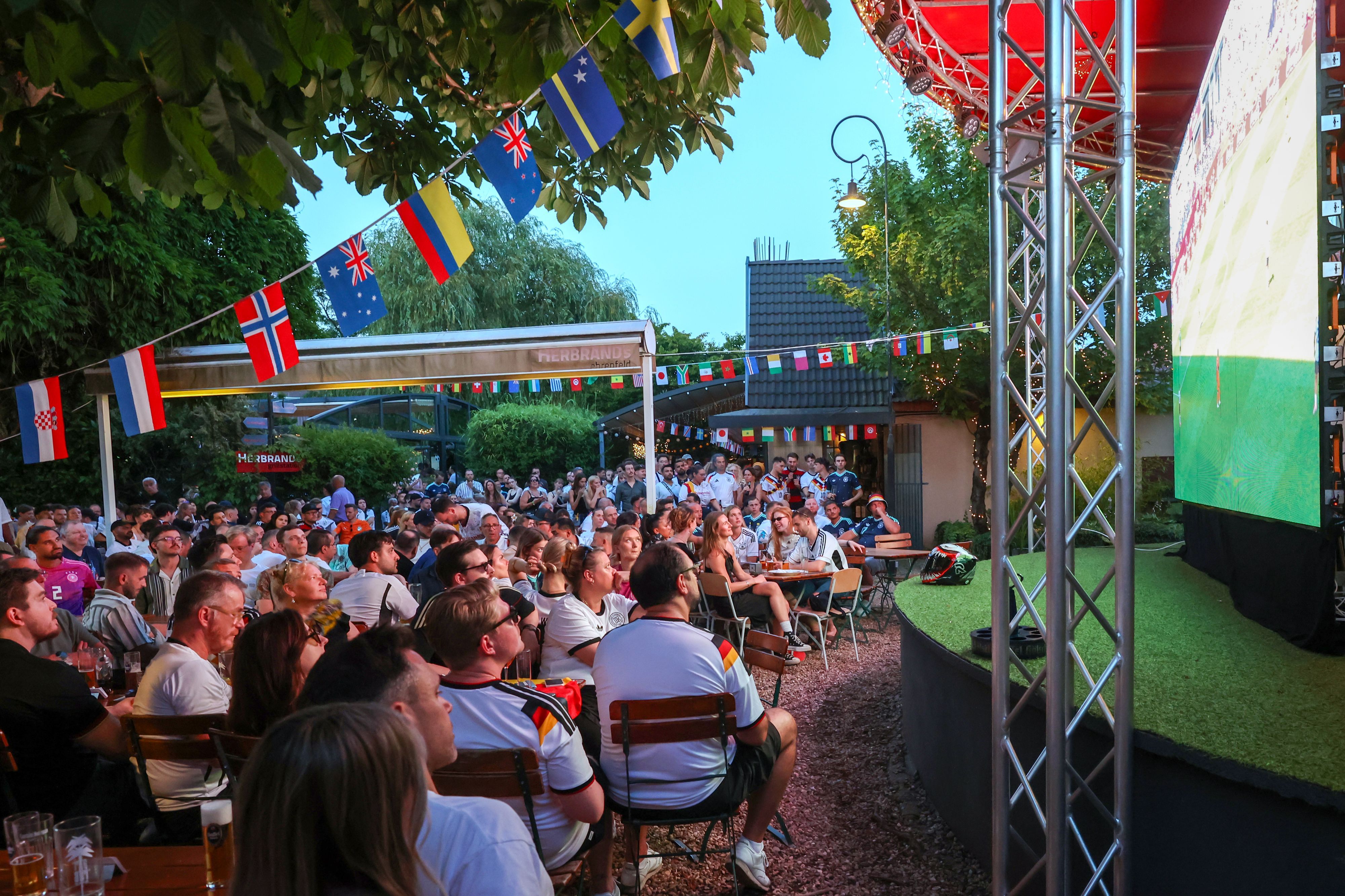 Fußball-Fans verfolgen das Spiel Deutschland gegen die Elfenbeinküste im Herbrand's Biergarten.