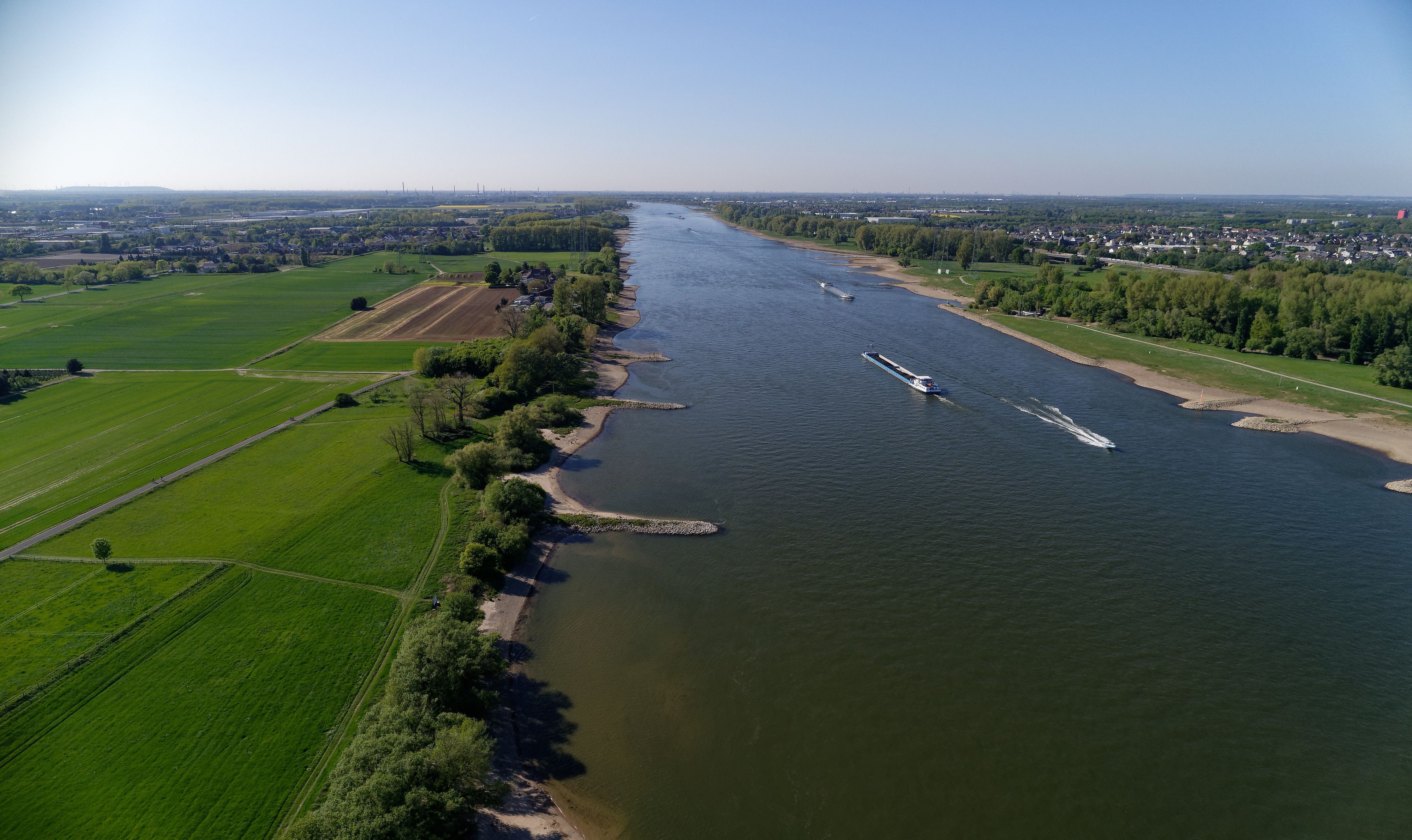 Ein mit einer Drohne aufgenommenes Foto zeigt den Rhein von Köln aus gesehen Richtung Norden. (Archivbild)