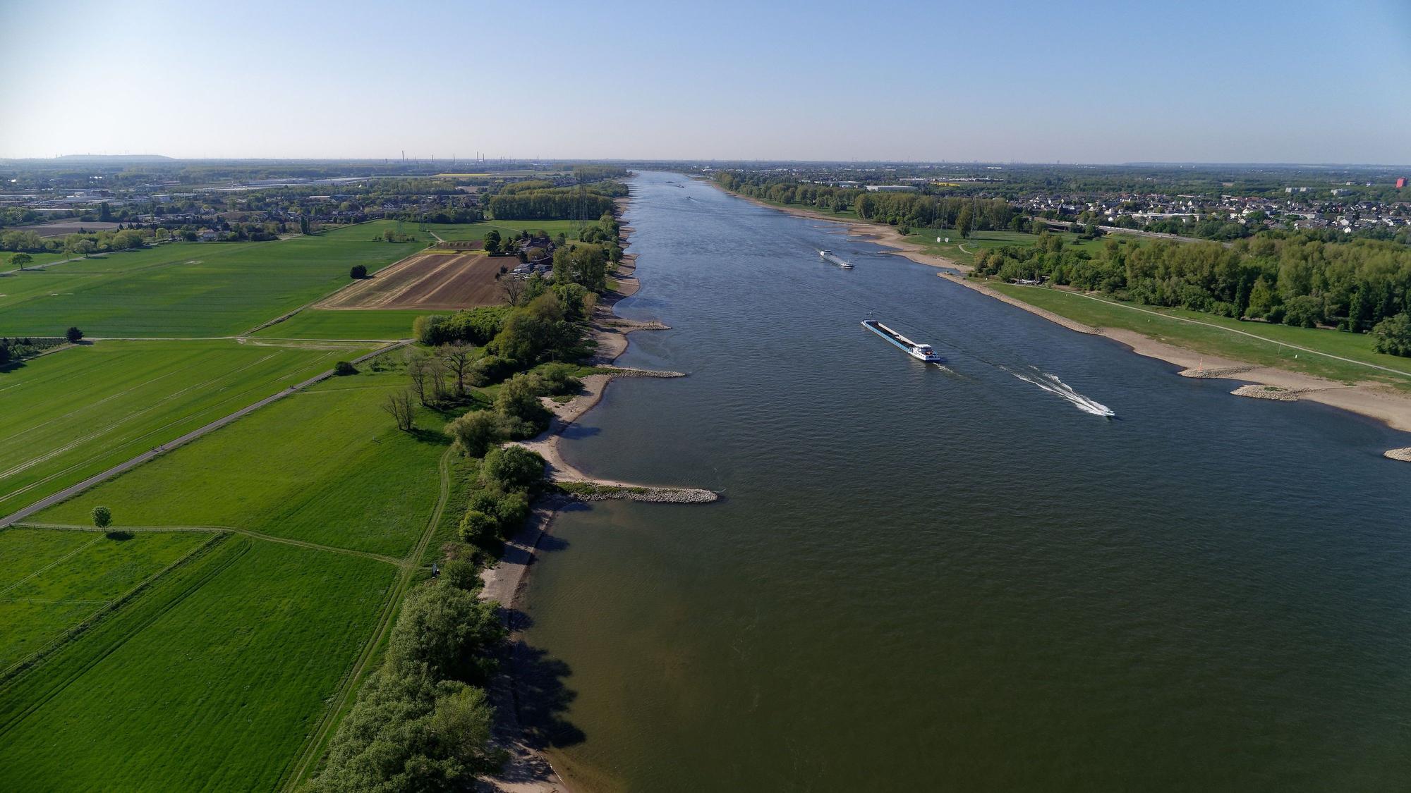 Ein mit einer Drohne aufgenommenes Foto zeigt den Rhein von Köln aus gesehen Richtung Norden. (Archivbild)