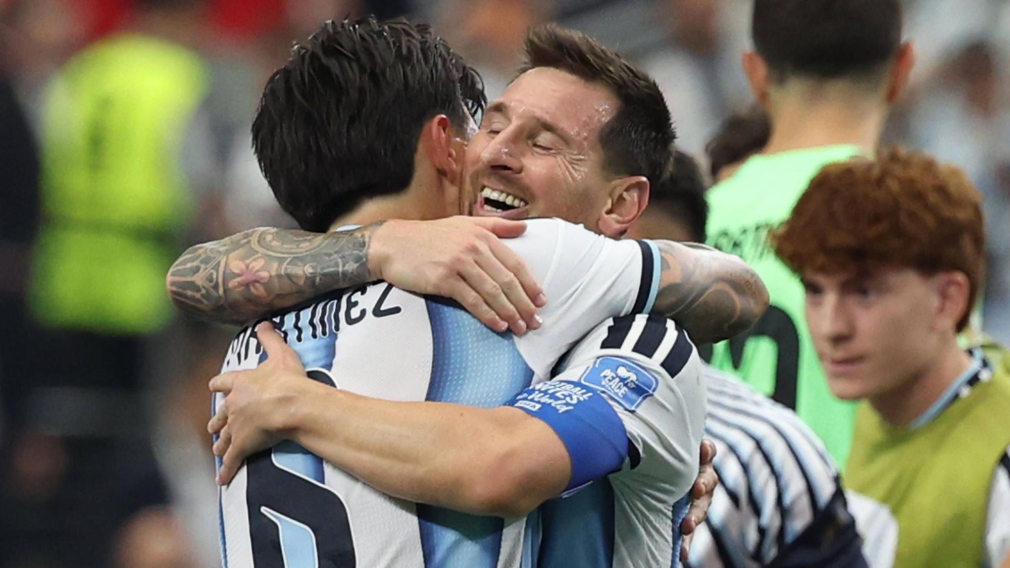 Lisandro Martinez dankt seinem Kapitän und Torschützen Lionel Messi.