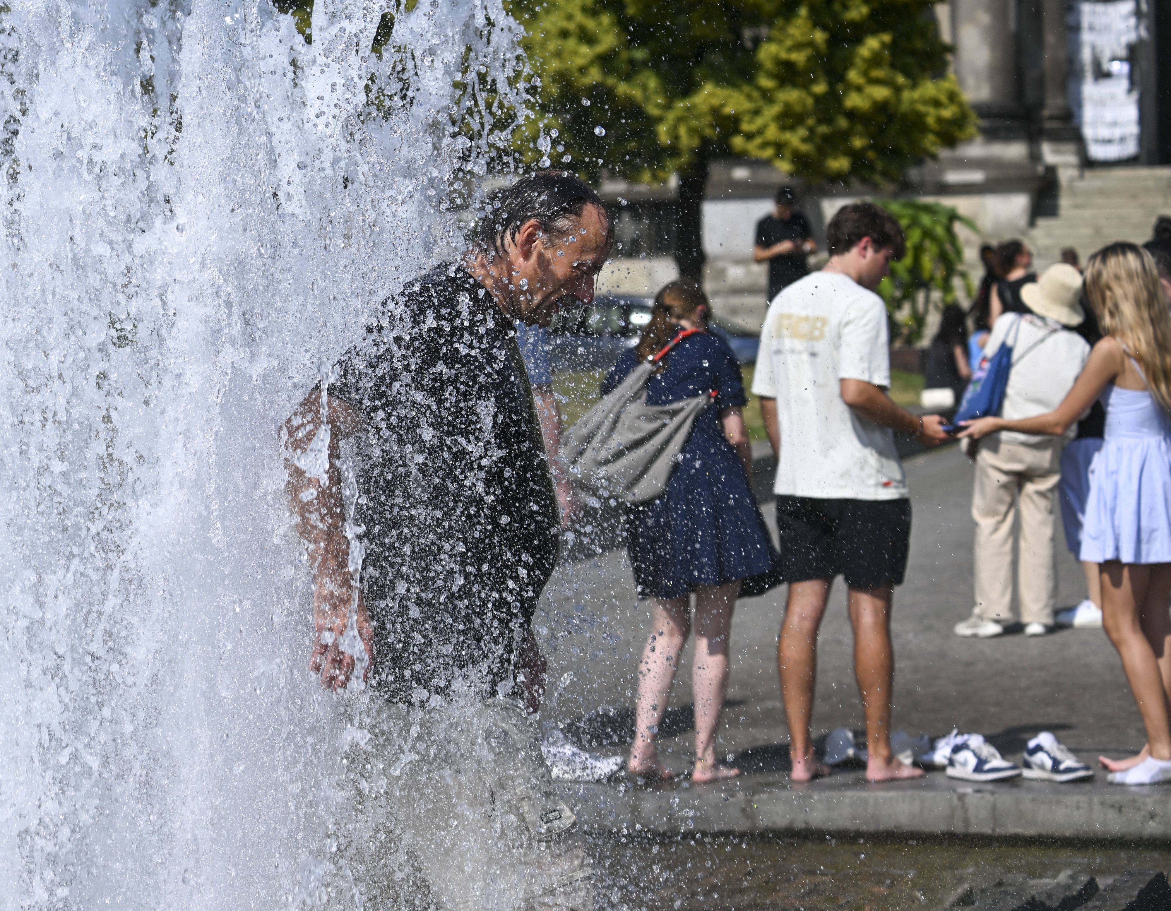 Mann steht im Brunnen.