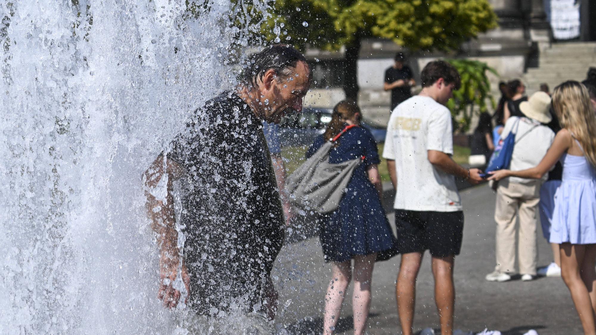 Mann steht im Brunnen.