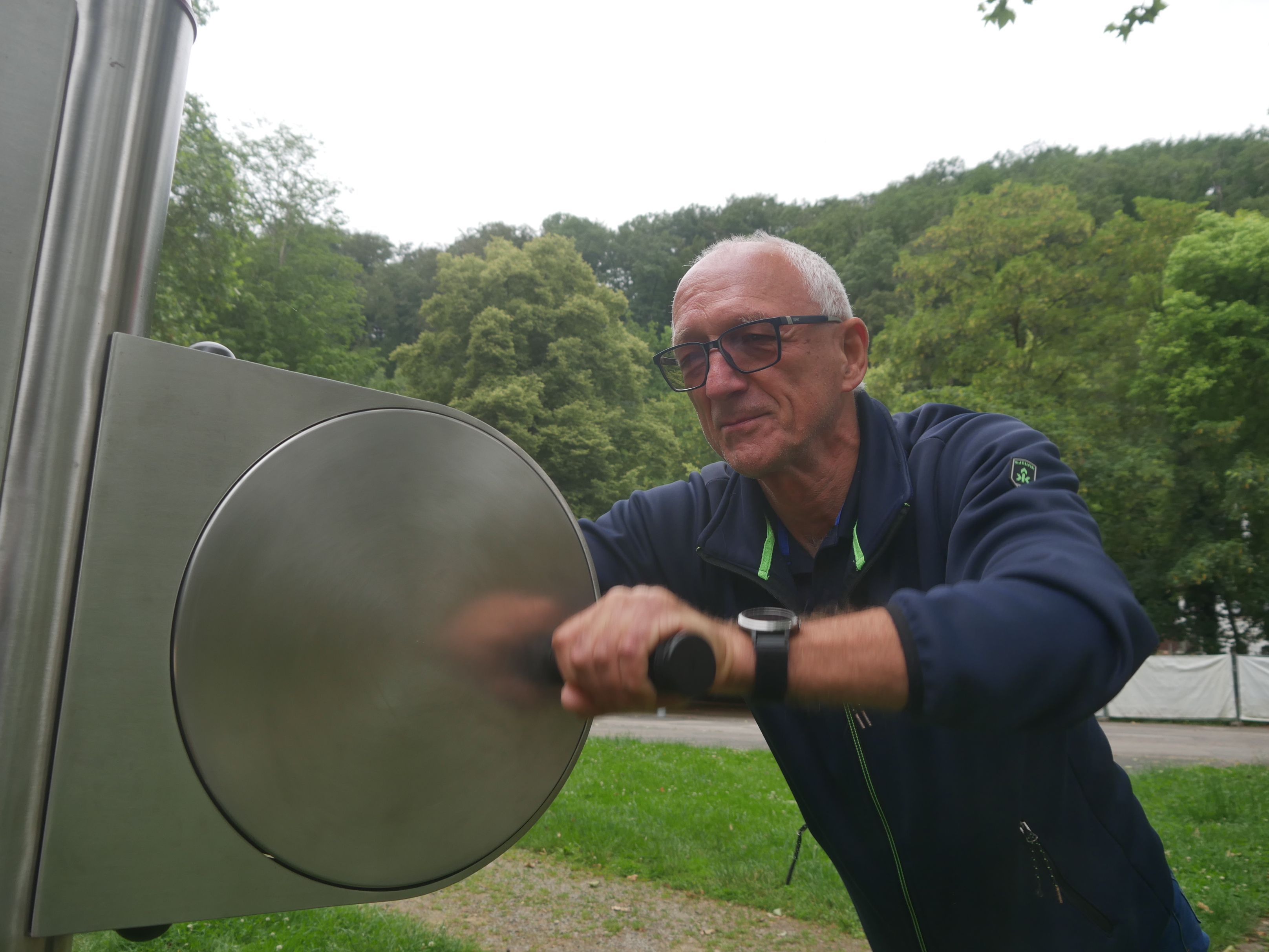 Helmut Fuchs bringt als Vorsitzender den nötigen Schwung mit. Hier trainiert er an Seniorensportgeräten im Kurpark, die der Verein aufgestellt hat.