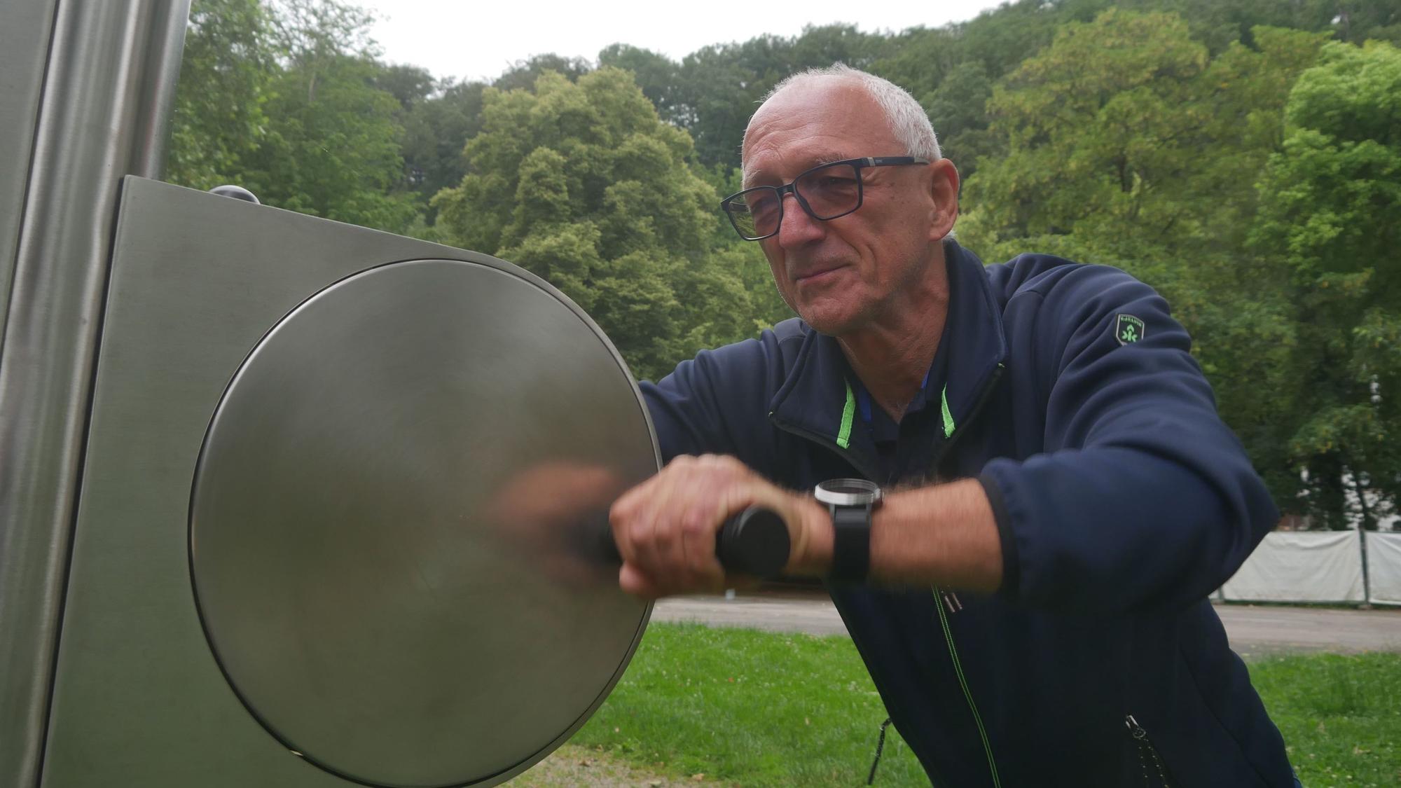 Helmut Fuchs bringt als Vorsitzender den nötigen Schwung mit. Hier trainiert er an Seniorensportgeräten im Kurpark, die der Verein aufgestellt hat.