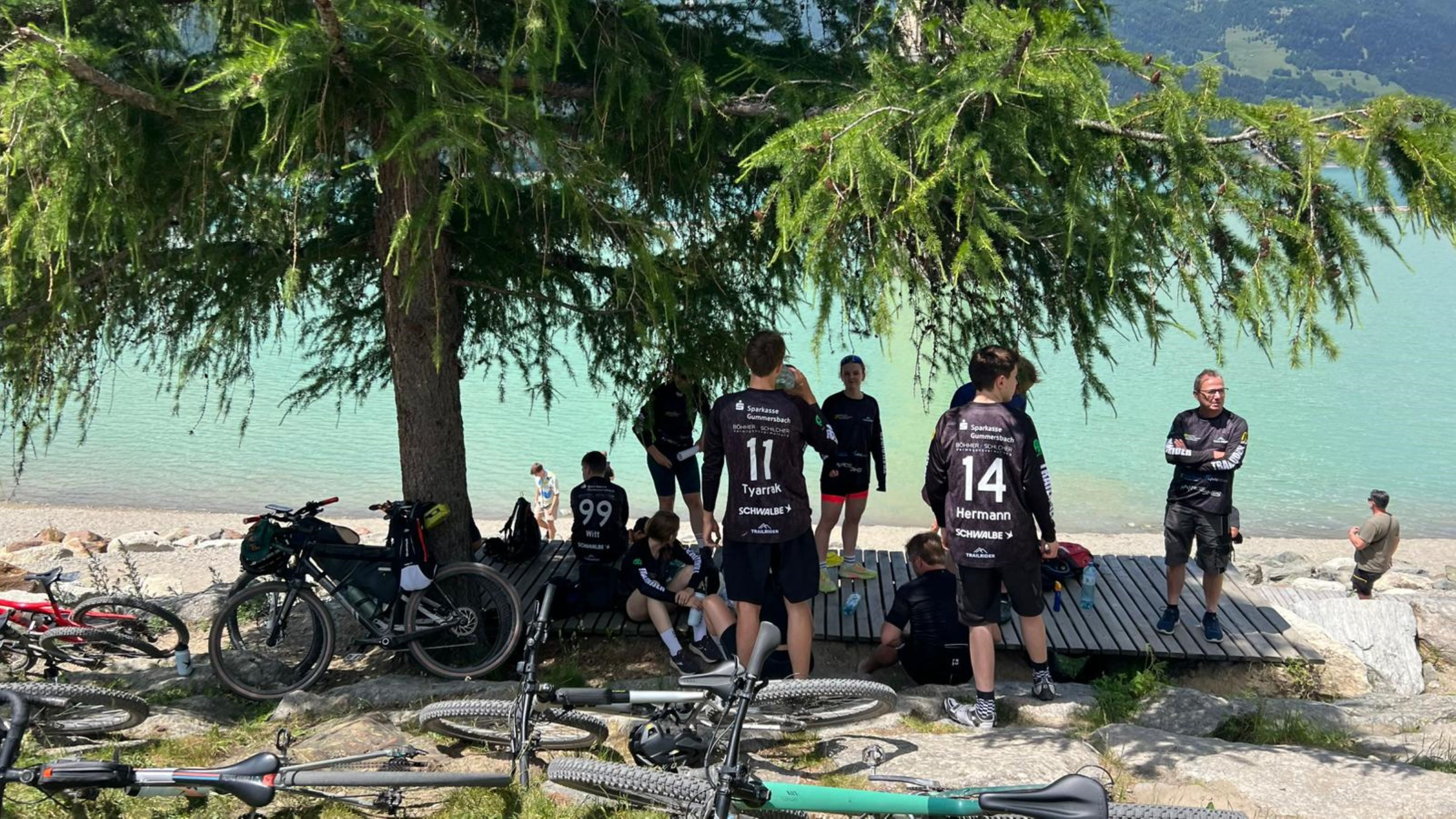 Gruppe von Fahrradfahrern an einem See