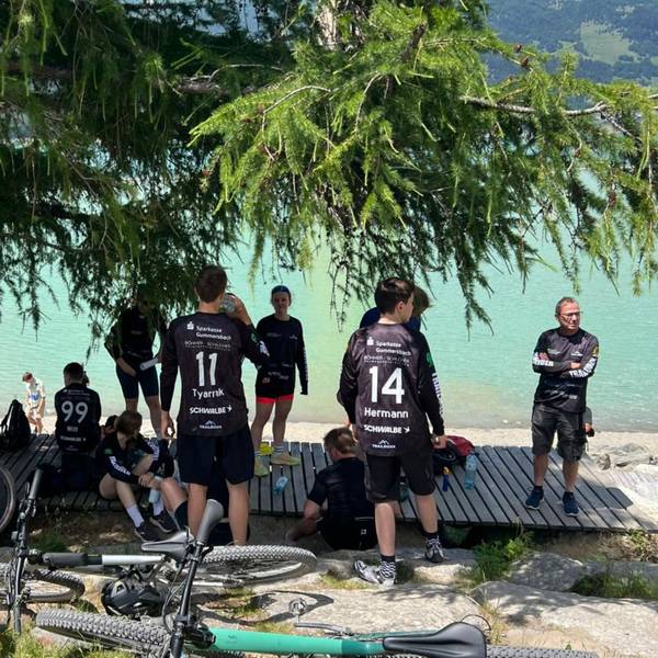 Gruppe von Fahrradfahrern an einem See