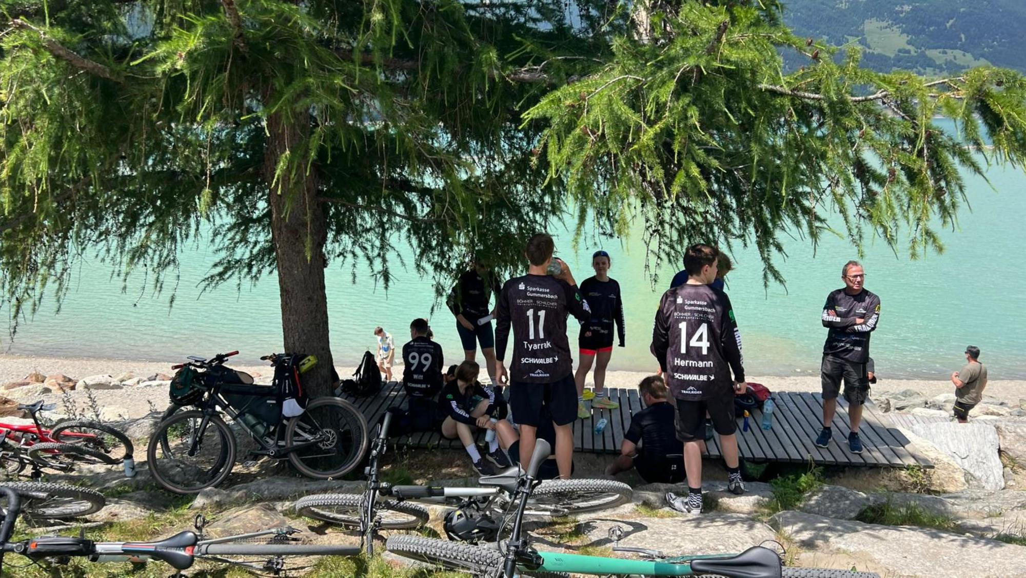 Gruppe von Fahrradfahrern an einem See
