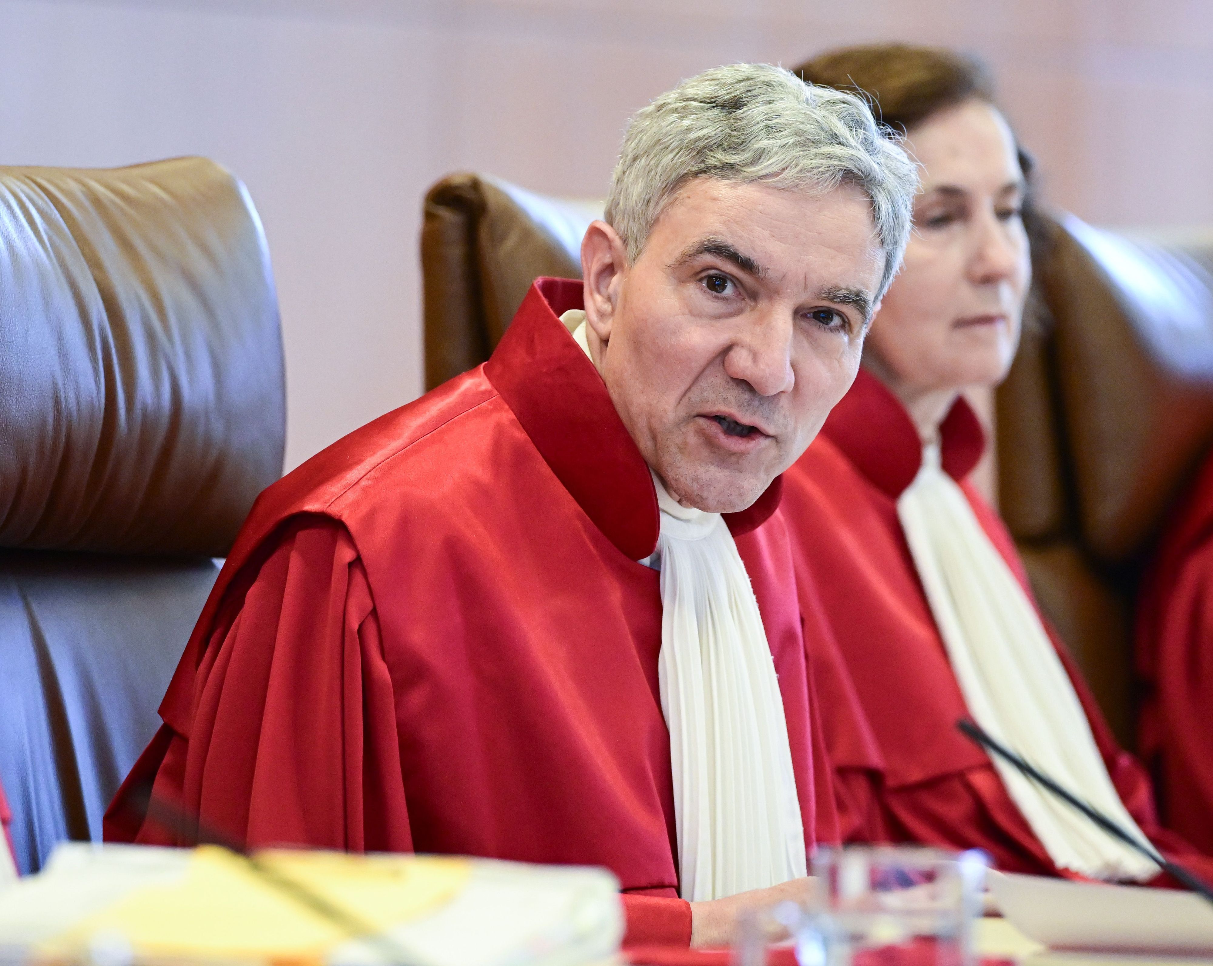 Stephan Harbarth, der Vorsitzende Richter des ersten Senats des Bundesverfassungsgerichts, eröffnet die Verhandlung.