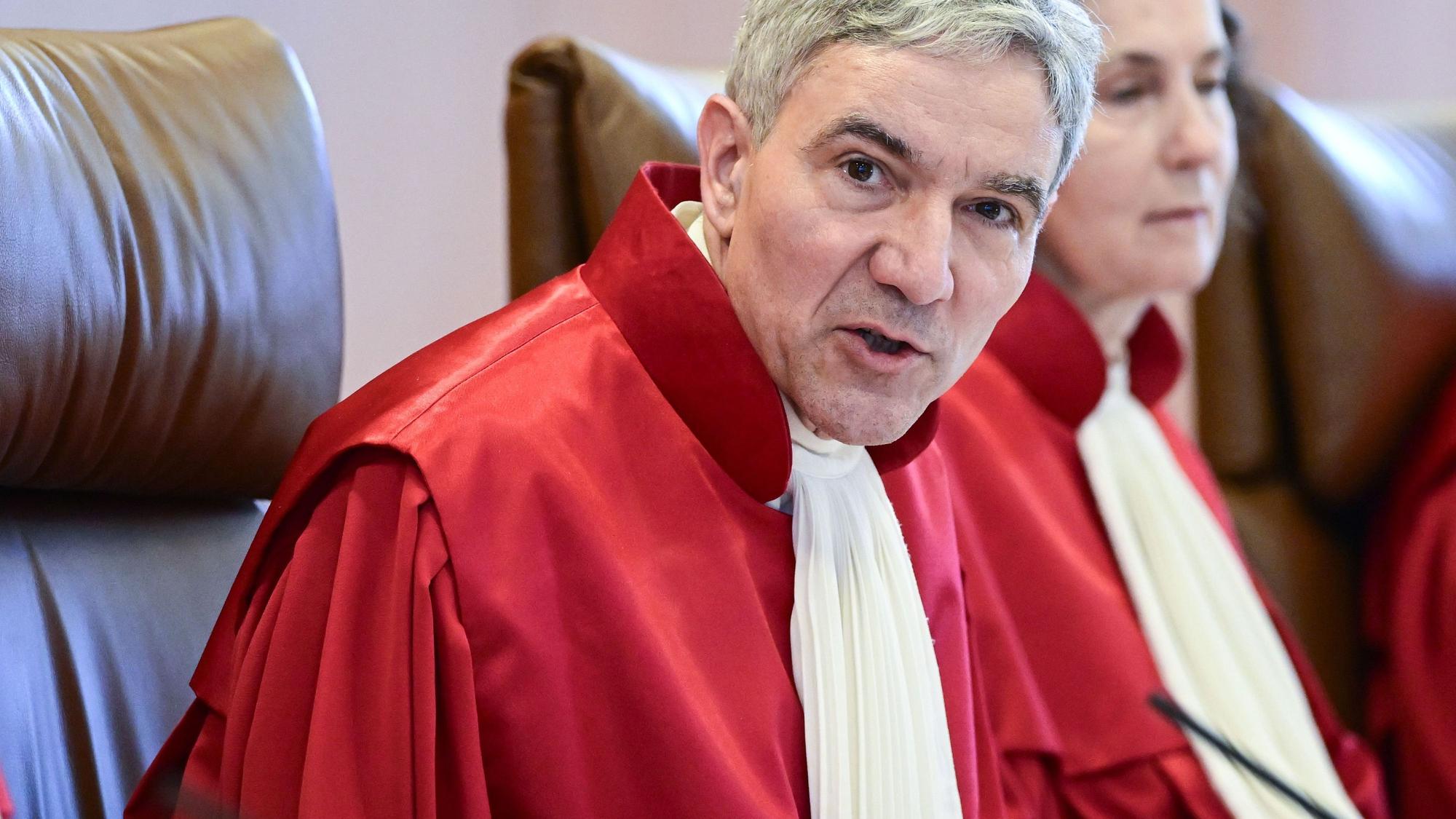 Stephan Harbarth, der Vorsitzende Richter des ersten Senats des Bundesverfassungsgerichts, eröffnet die Verhandlung.