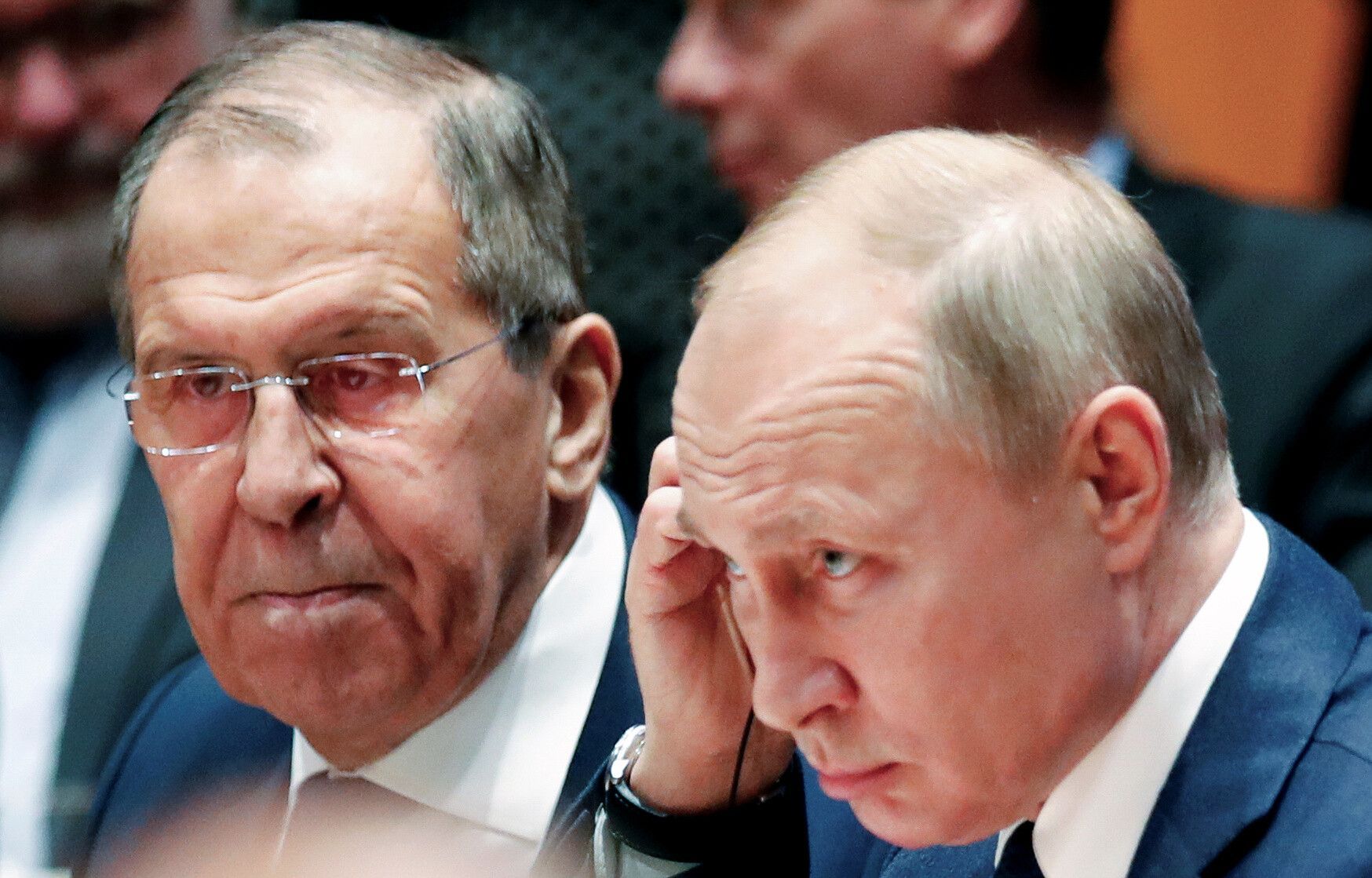 Wladimir Putin (r.), Präsident von Russland, und Außenminister Sergej Lawrow verschärfen den Ton gegenüber dem Weste. (Archivbild)