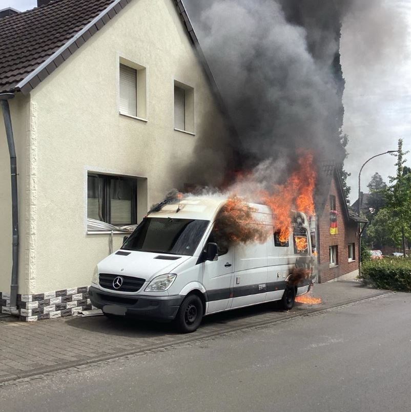 Zu sehen ist der brennende Transporter.