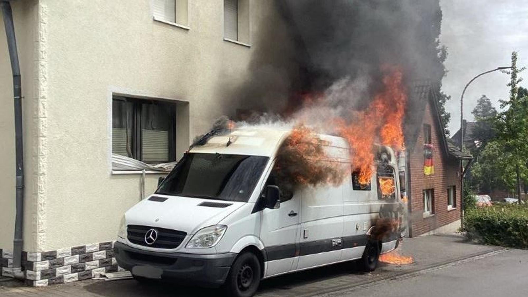 Zu sehen ist der brennende Transporter.