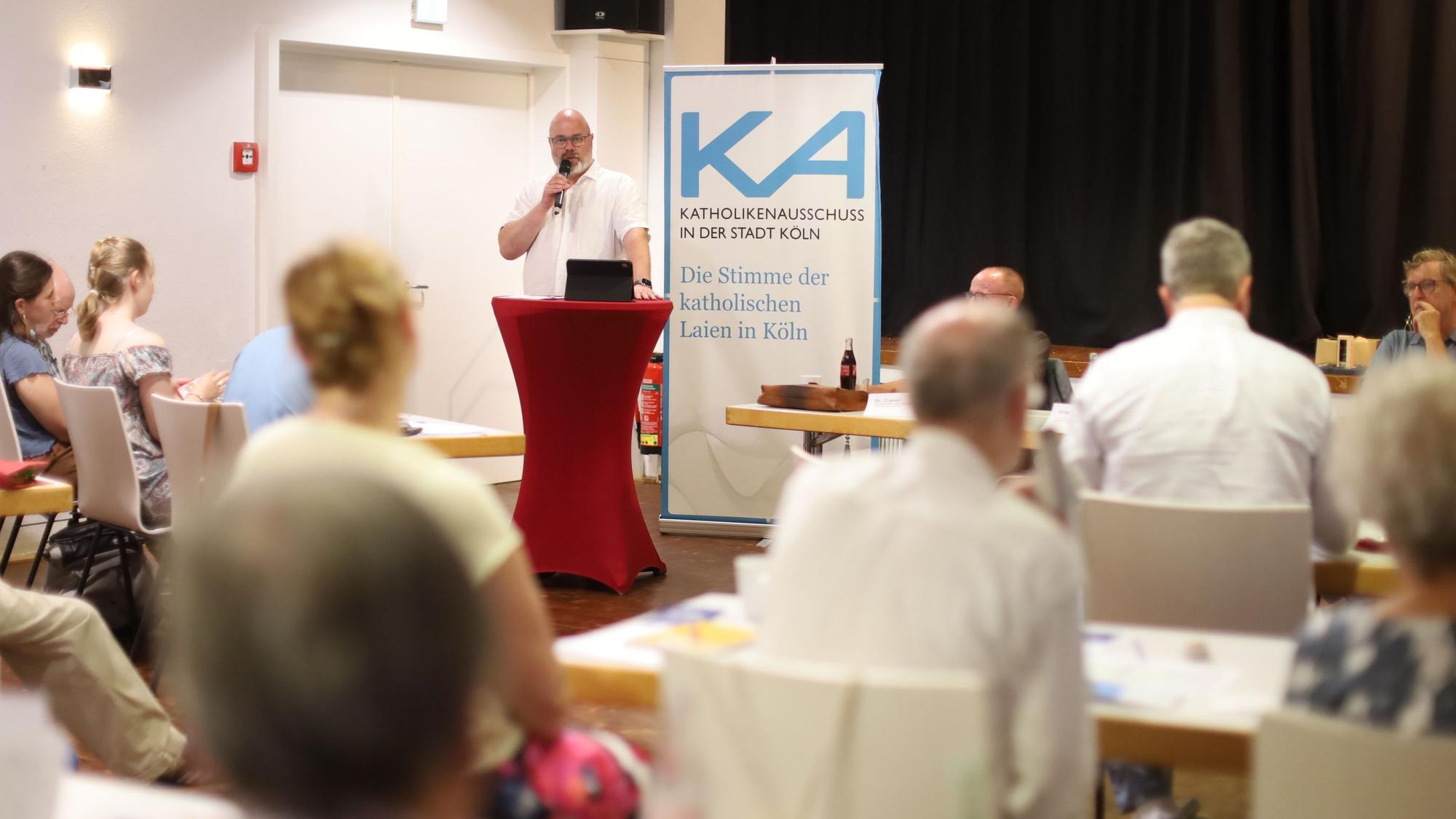 Der scheidende Vorsitzende des Kölner Katholikenausschusses, Gregor Stiels, spricht bei der Vollversammlung.
