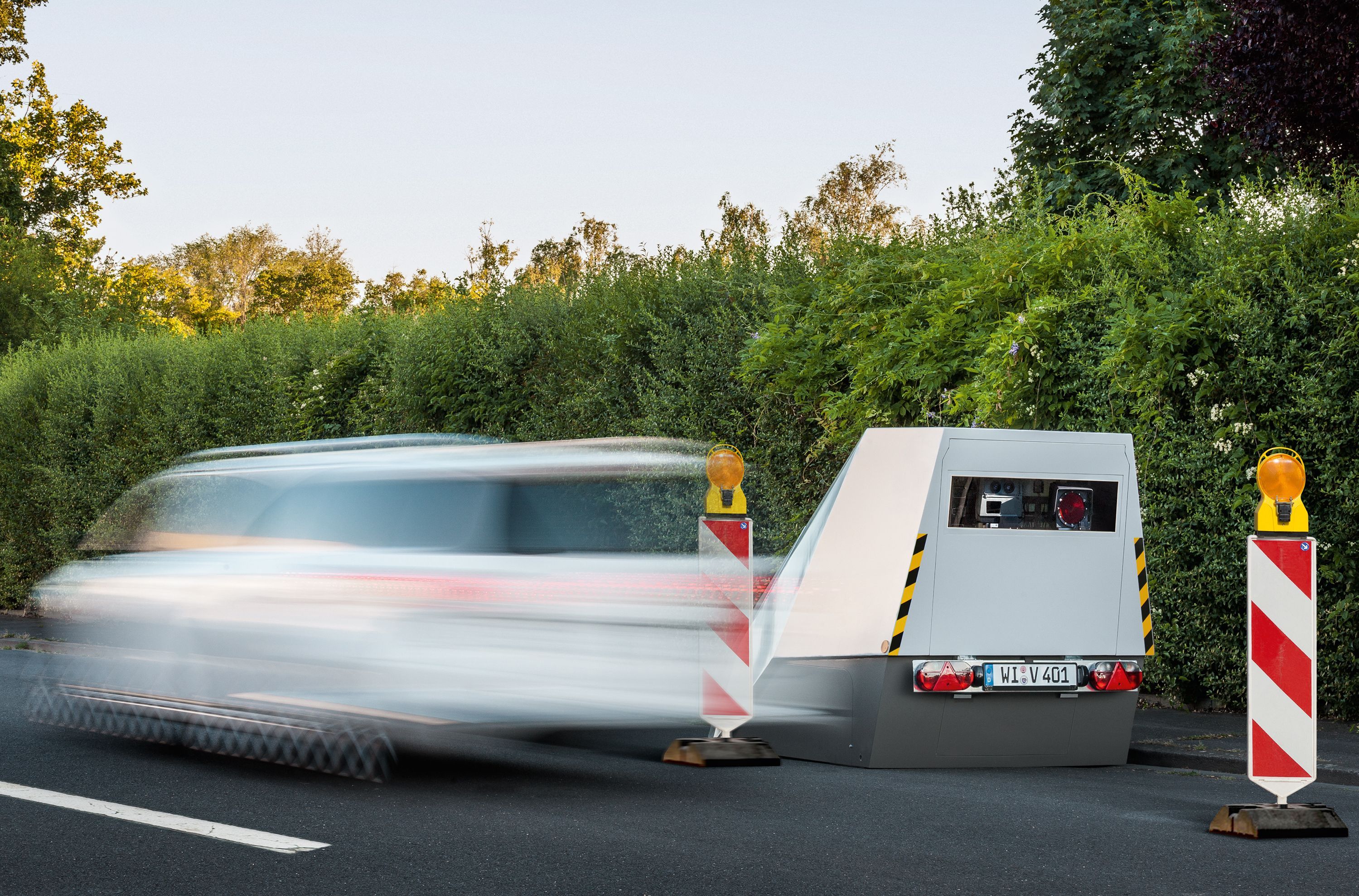Ein Enforcement Trailer, auch Blitzer genannt, an einer Straße.