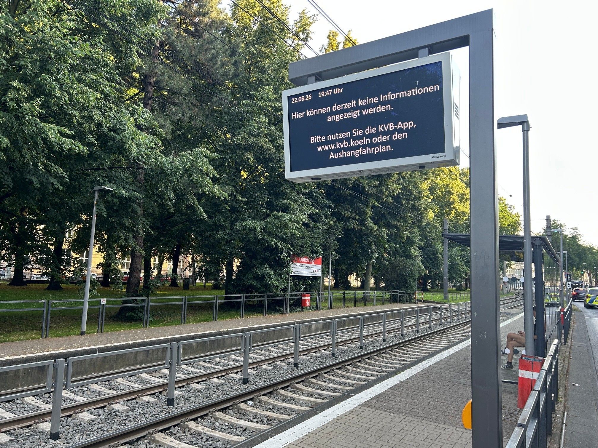 Die Anzeigetafeln an den Haltestellen der KVB lieferten von Freitagabend bis Dienstagmittag keine Fahrgastinformationen.