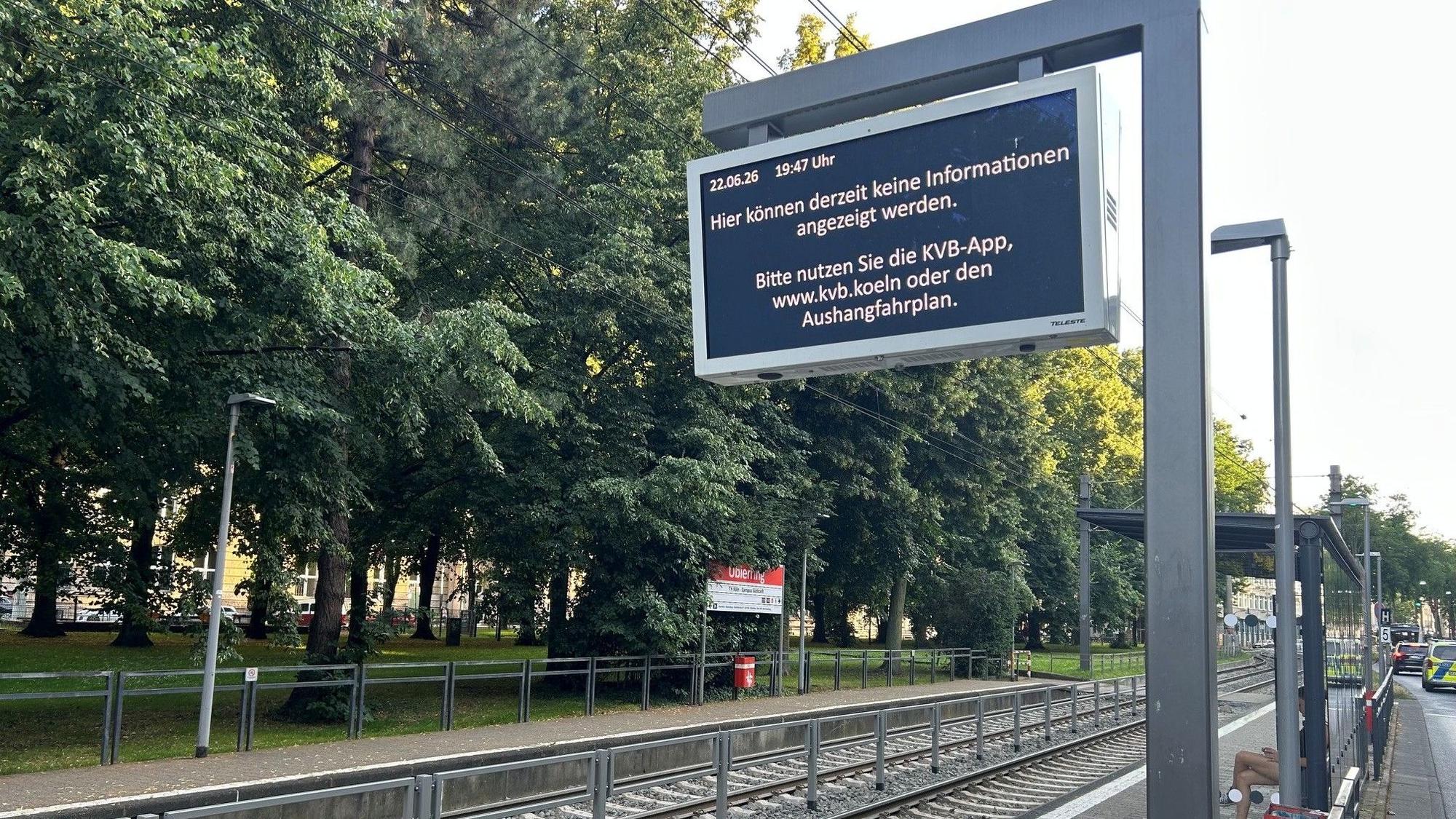Die Anzeigetafeln an den Haltestellen der KVB lieferten von Freitagabend bis Dienstagmittag keine Fahrgastinformationen.