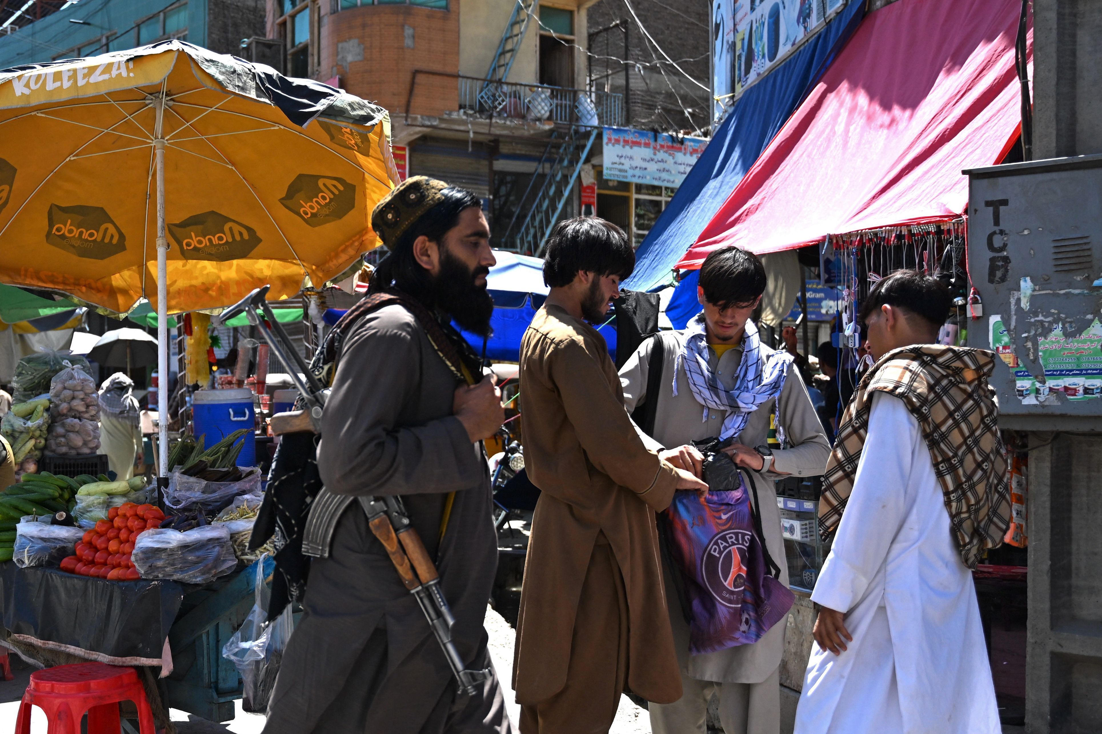Bewaffnete Taliban-Sicherheitskräfte patrouillieren auf einem Markt in Asadabad. (Archivbild)