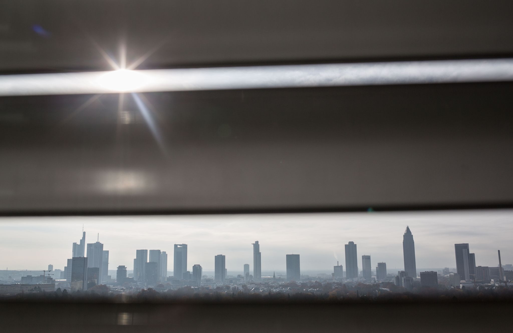 Sonne scheint durch die Jalousie eines Bürogebäudes