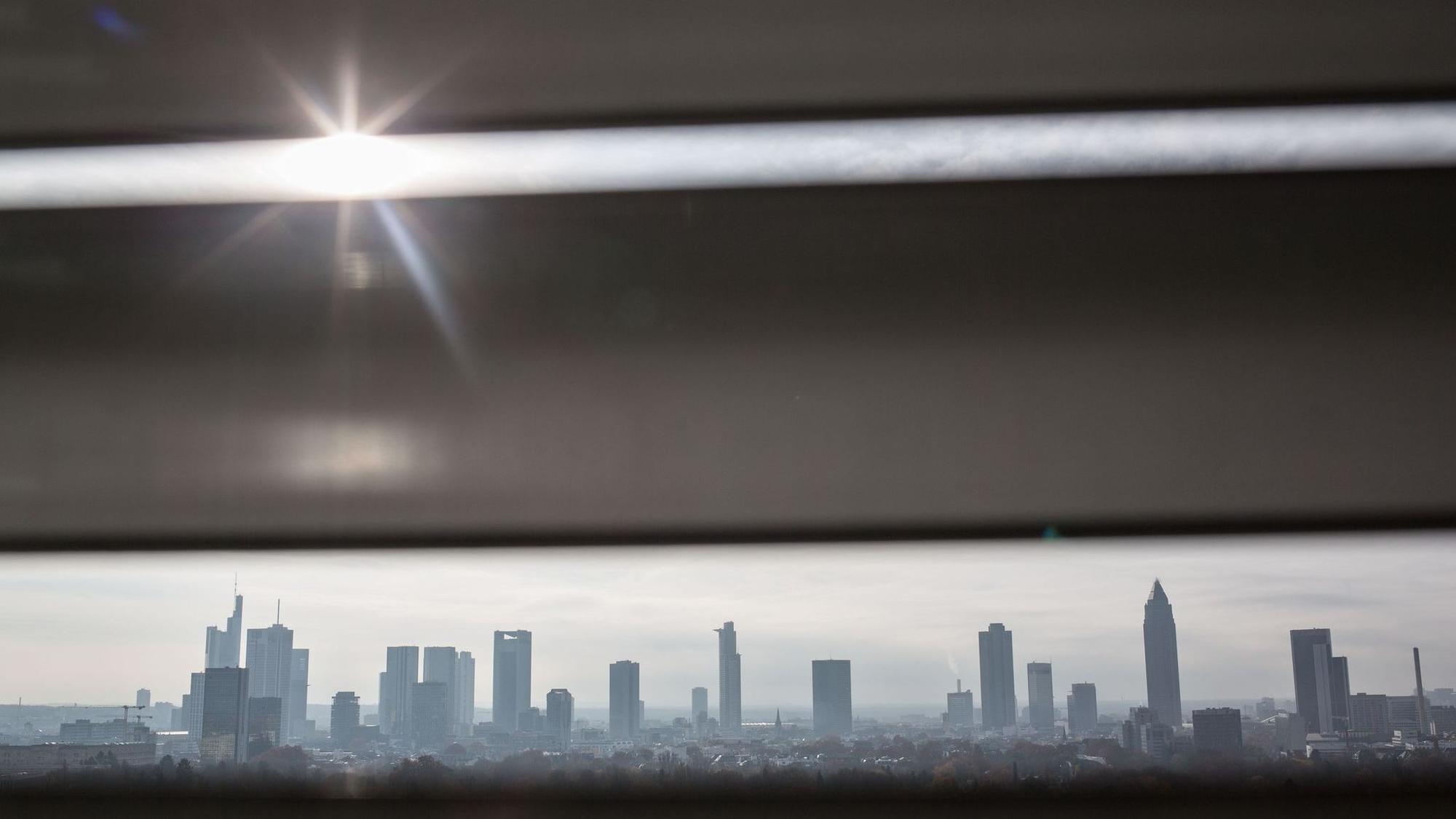 Sonne scheint durch die Jalousie eines Bürogebäudes