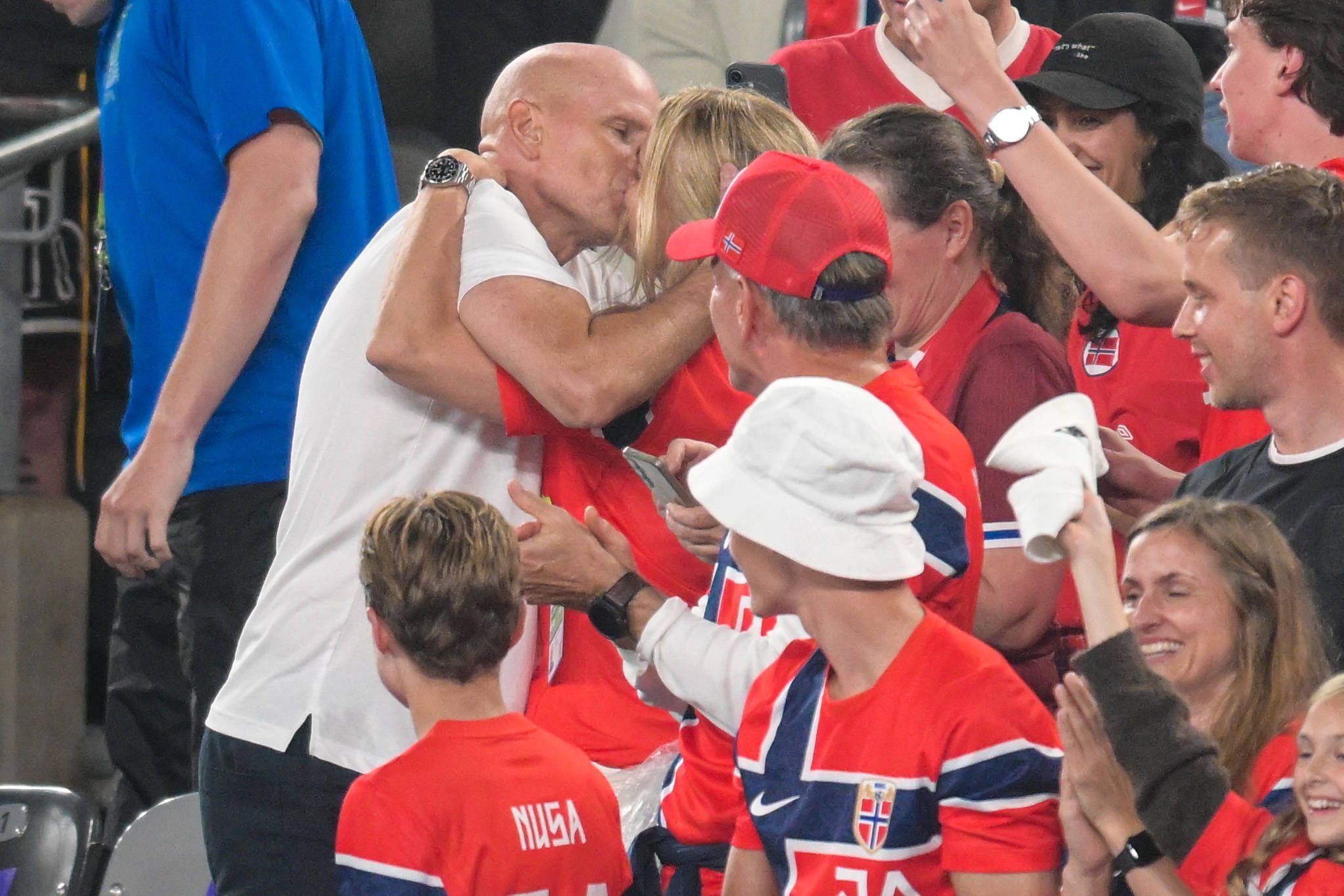Kuss von Stale Solbakken und Ehefrau Anniken nach dem Norwegen-Spiel bei der WM 2026.