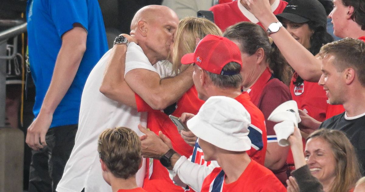 Ex-FC-Coach-jubelt-mit-Ehefrau-Solbakken-sprintet-direkt-nach-WM-Spiel-auf-die-Trib-ne