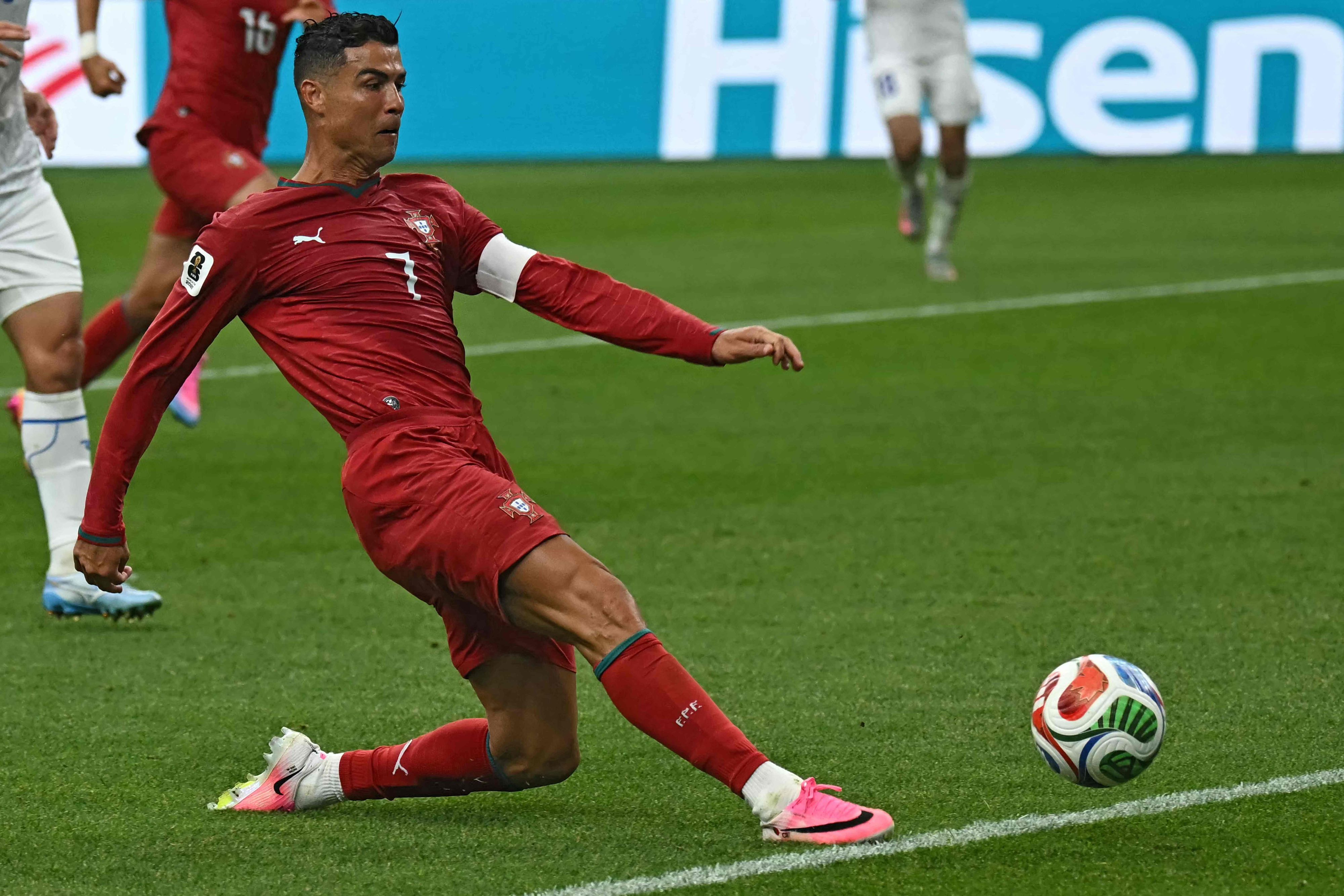 Cristiano Ronaldo versucht mit einem langen Bein, den Ball noch zu erreichen.