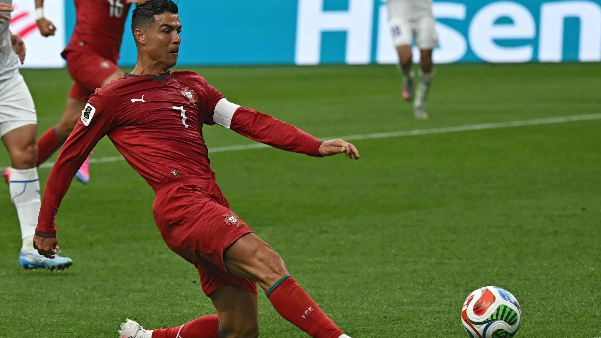 Cristiano Ronaldo versucht mit einem langen Bein, den Ball noch zu erreichen.