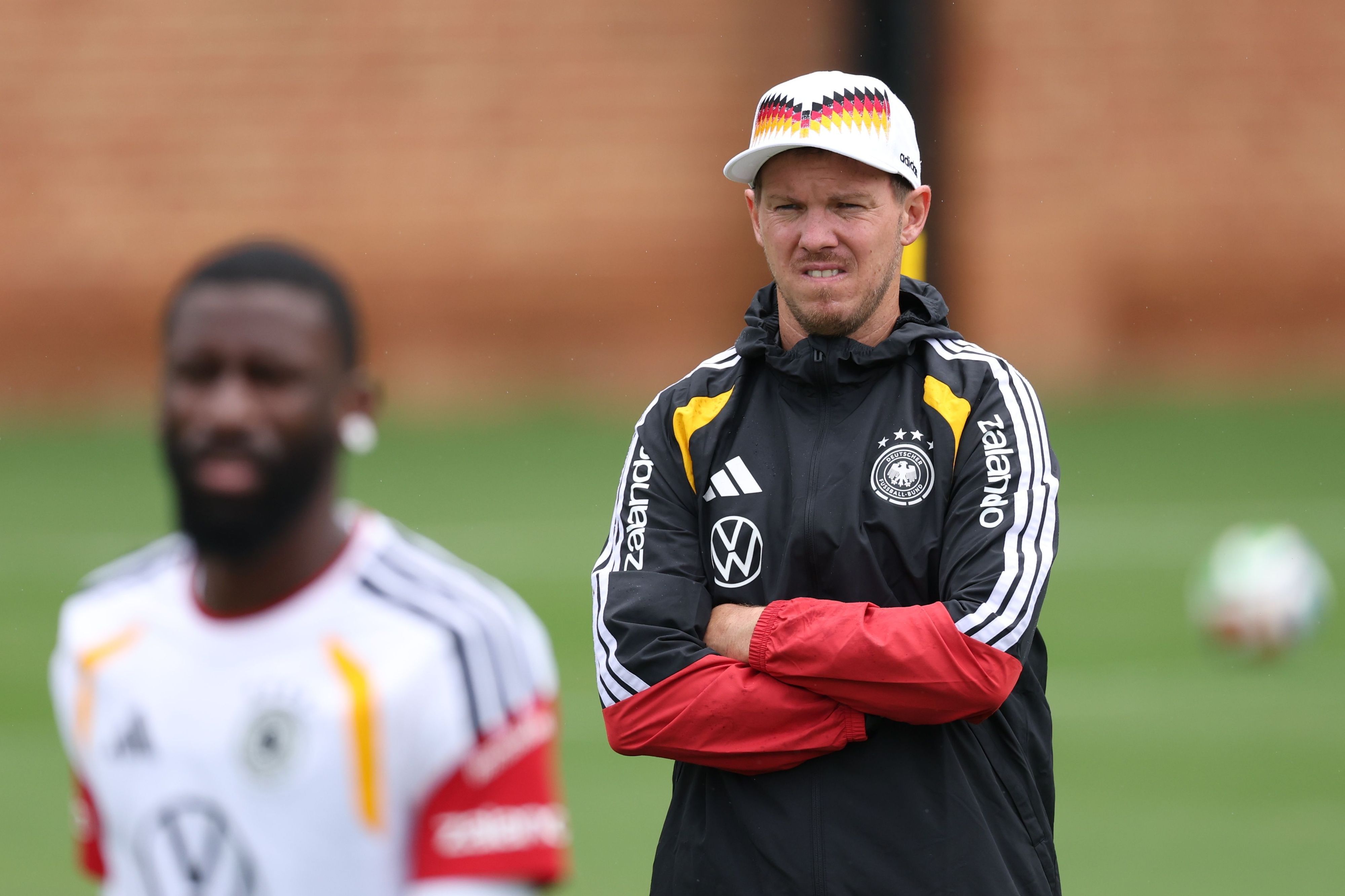 Bundestrainer Julian Nagelsmann (r) schaut auf Antonio Rüdiger.