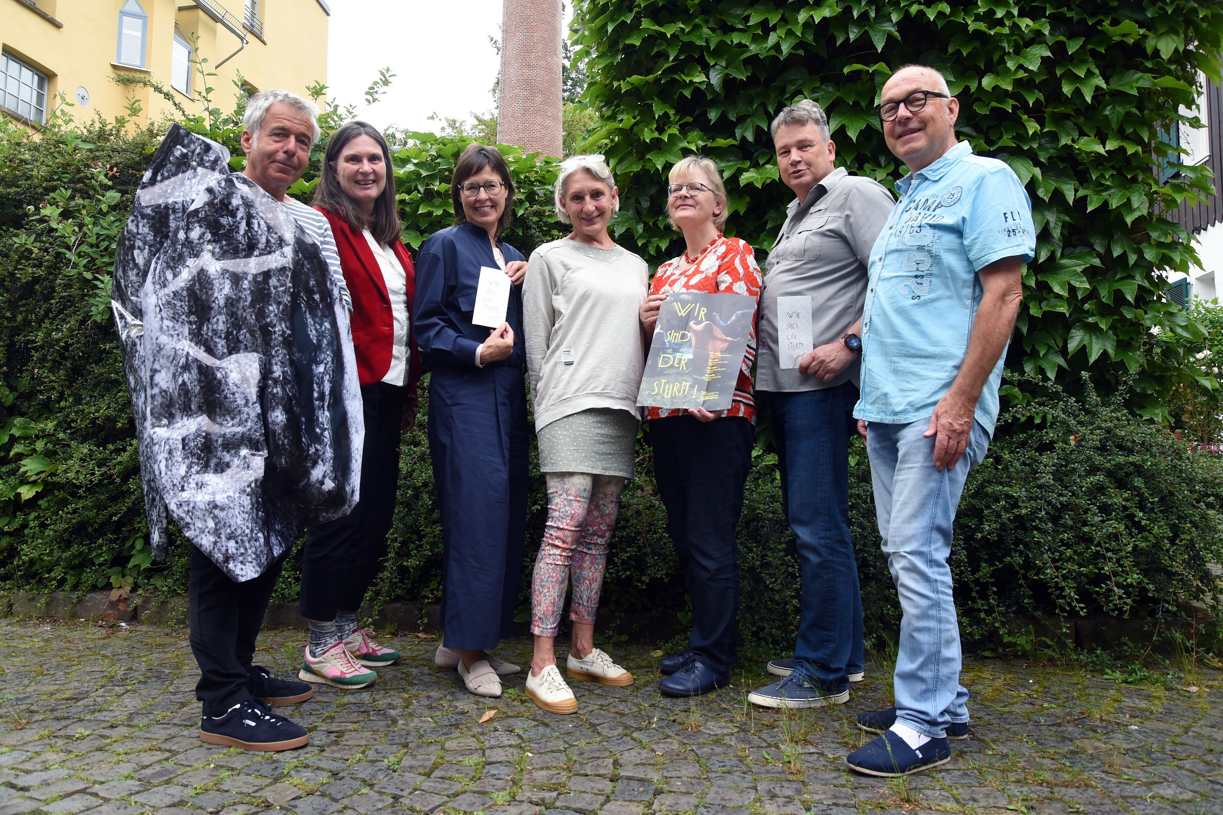 Das Foto zeigt sieben Personen, die mit der Inszenierung etwas zu tun haben.