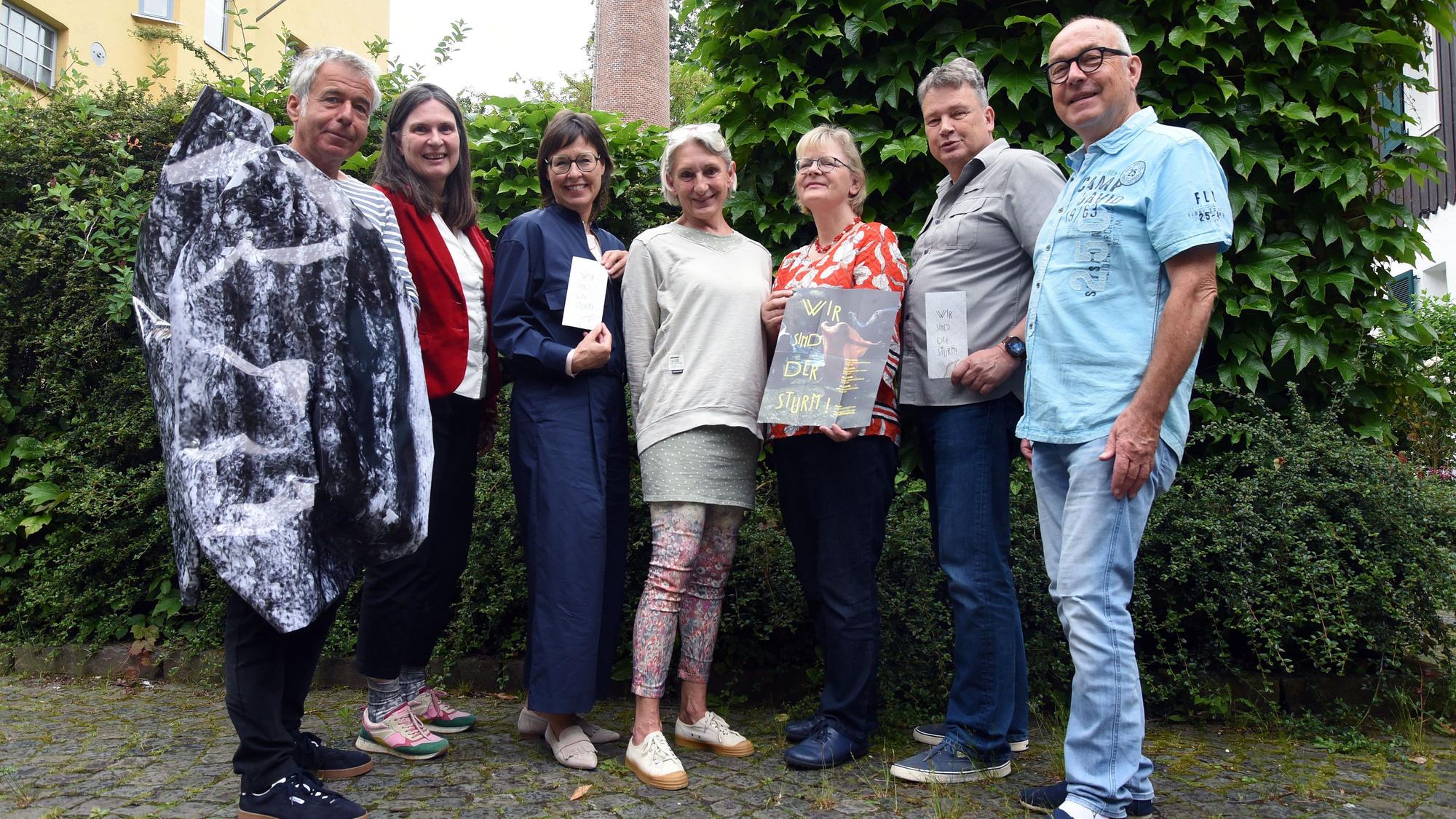 Das Foto zeigt sieben Personen, die mit der Inszenierung etwas zu tun haben.