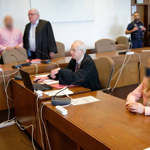 Aykut Ö. und seine Ehefrau beim damaligen Betrugsprozess im Jahr 2020 im Kölner Landgericht.