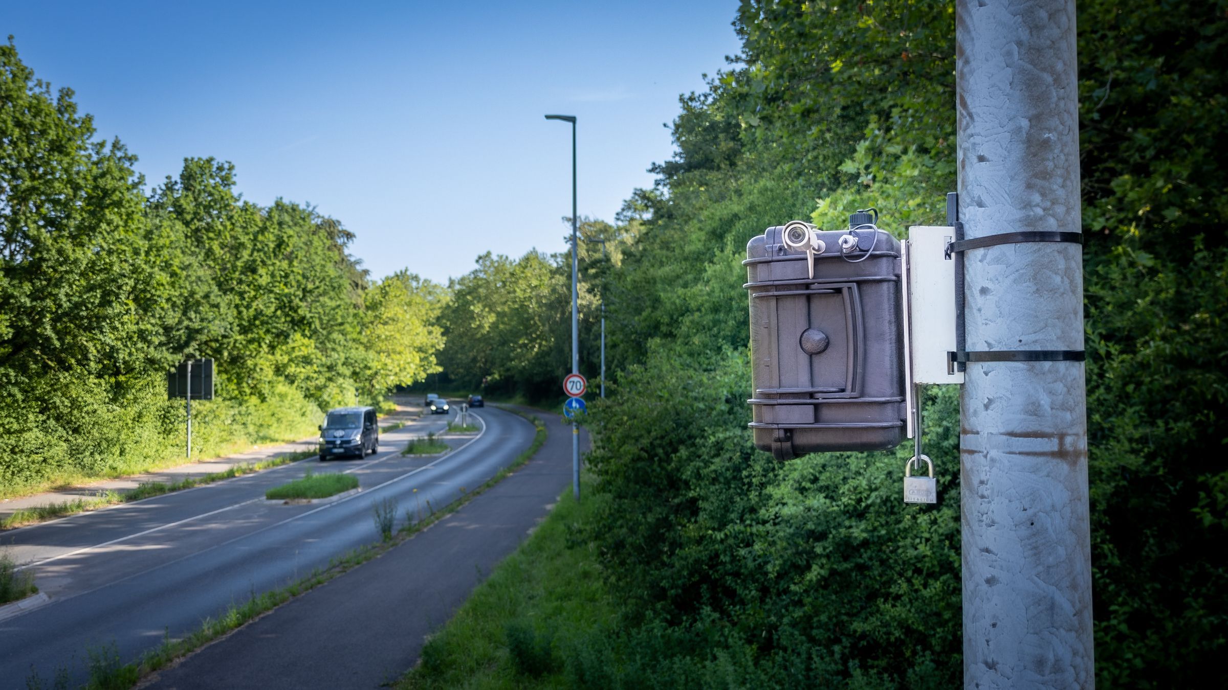 Das Foto zeigt ein Zählgerät an einem Laternenmast an der Frechener Straße.