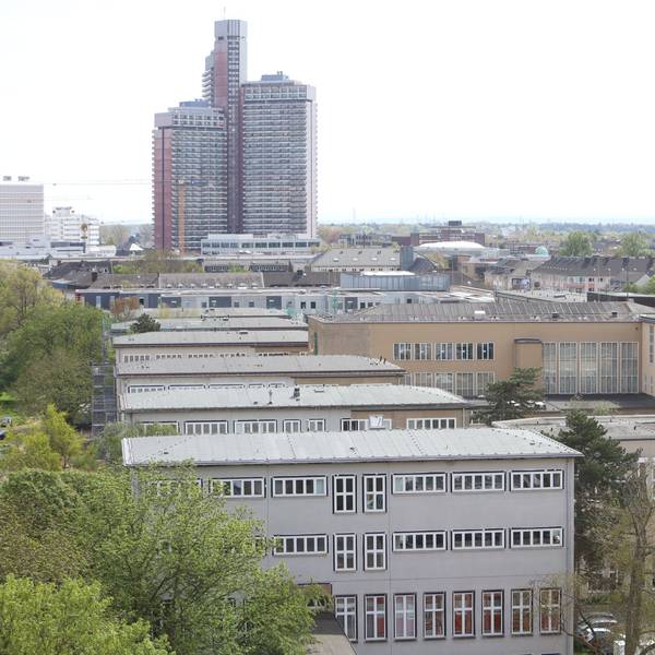 15.04.2026, Köln: Eine Überischt auf das Gelände Uni Köln vom Hochhaus der WiSo Fakultät. Nach sechsjähriger Sanierung WiSo-Hochhaus der Universität zu Köln wiedereröffnet Foto: Arton Krasniqi