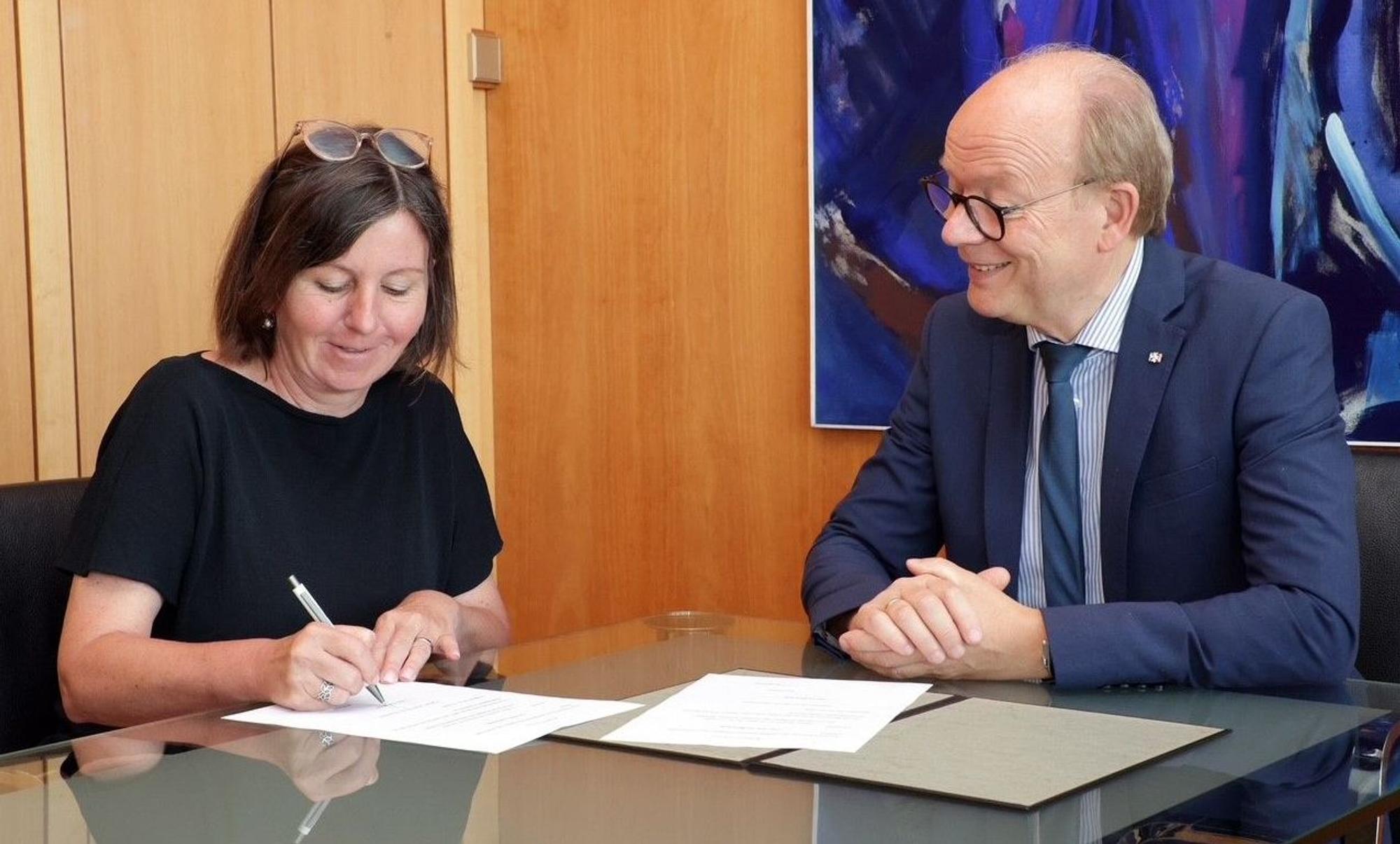 Anja von Marenholtz bestätigt in Anwesenheit von Landtagspräsident André Küper mit ihrer Unterschrift ihr Ausscheiden aus dem Parlament.