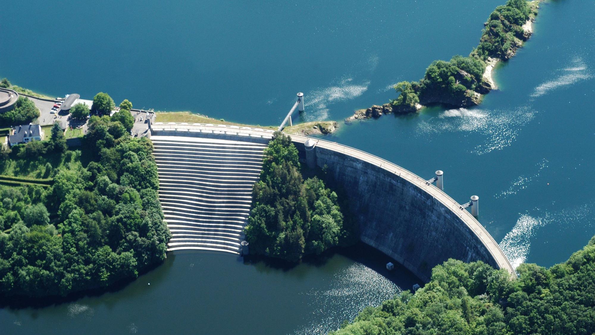 Das Bild zeigt die Urfttalsperre aus der Luft.