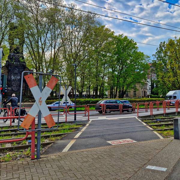 Am Bahnübergang an der Haltestelle „Bayenthalgürtel“ soll die Bedarfsampel künftig schneller auf Grün für Fußgänger und Radfahrer springen.