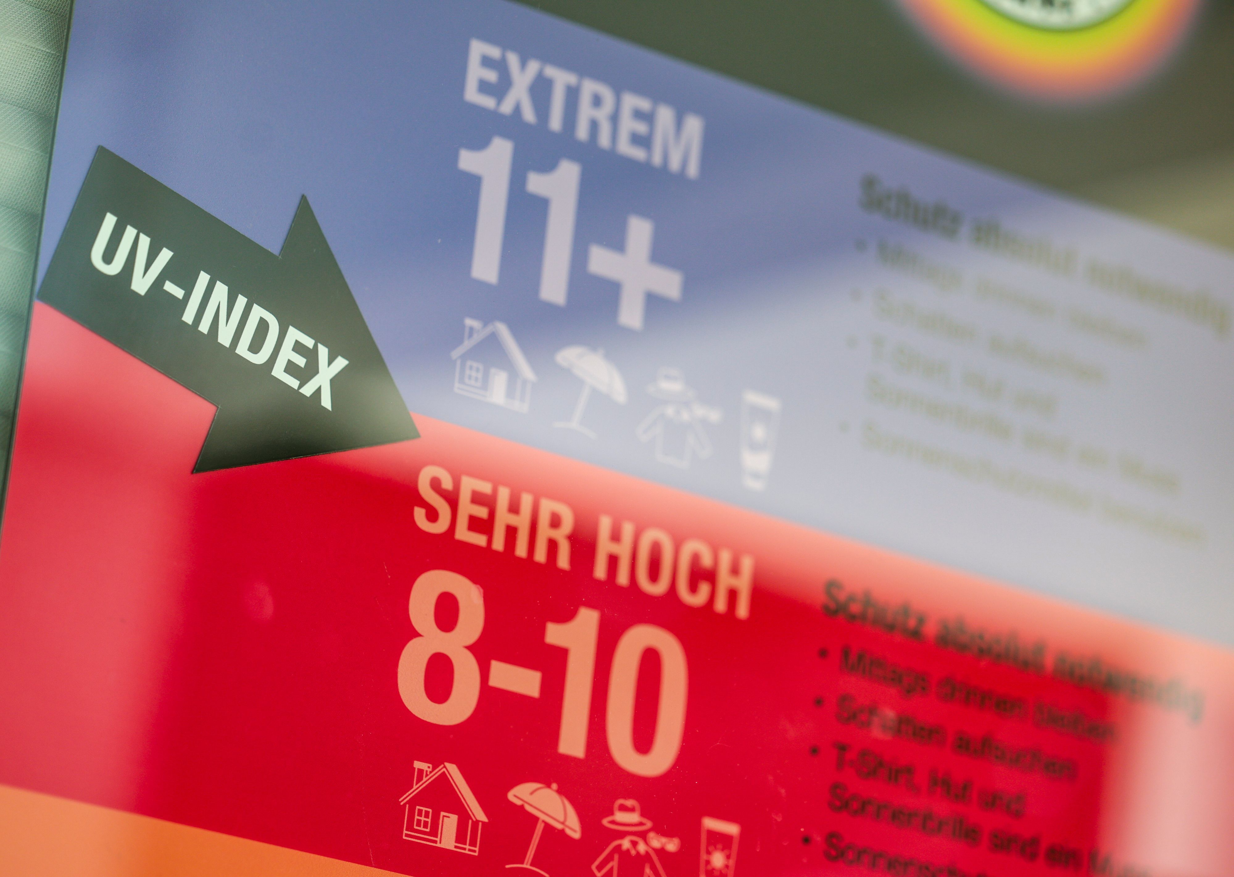 Ein Plakat mit dem Hinweis auf den UV-Index hängt im Kölner Stadionbad. (Archivbild)