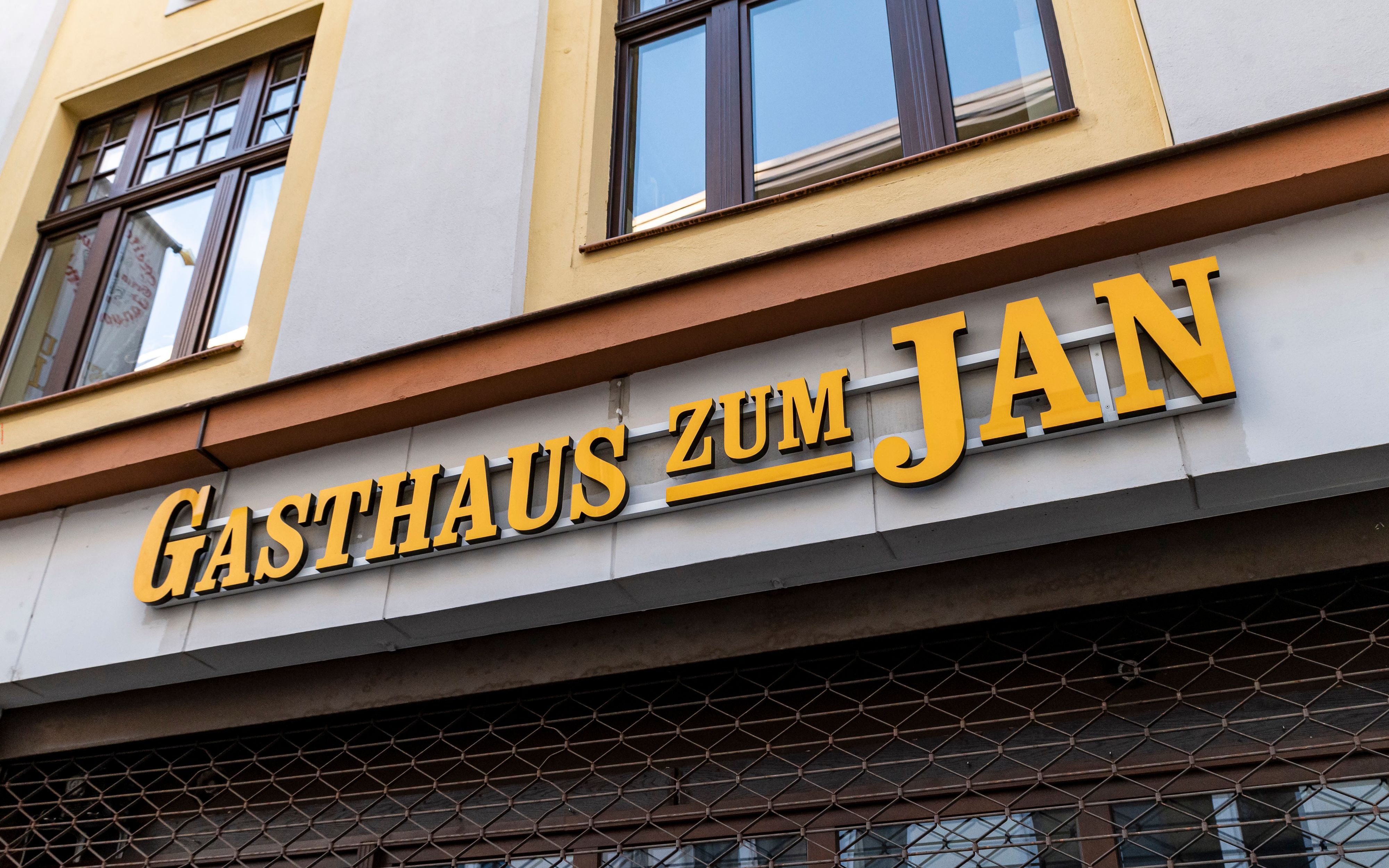 02.02.2022, Köln: 
Das Traditionslokal Gasthaus Zum Jan auf der Tieboldsgasse in der Kölner Innenstadt, ist im zweiten Jahr der Corona-Pandemie erneut geschlossen.
Die Schließung durch die Stadt Köln erfolgte von heute auf morgen und mitten in der Karnevalssession.
Mittwoch 2. Februar 2022
Aufgenommen am: 02.02.2022
Foto: Alexander Roll (Staff)