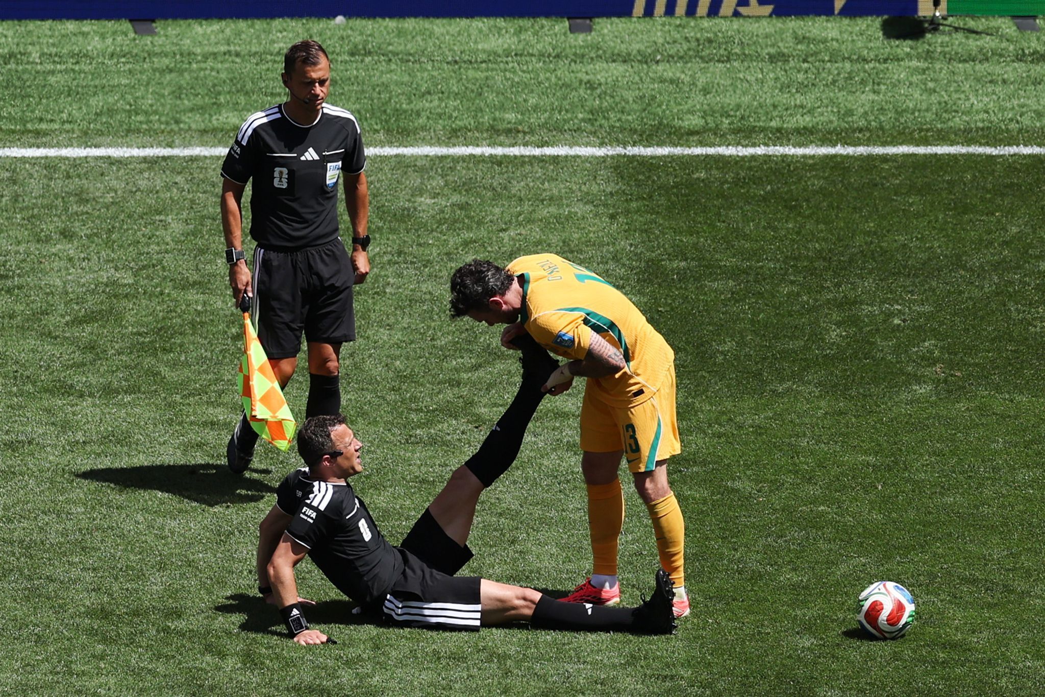 Der Australier Aiden O'Neill kümmert sich um den am Boden sitzenden Zwayer.