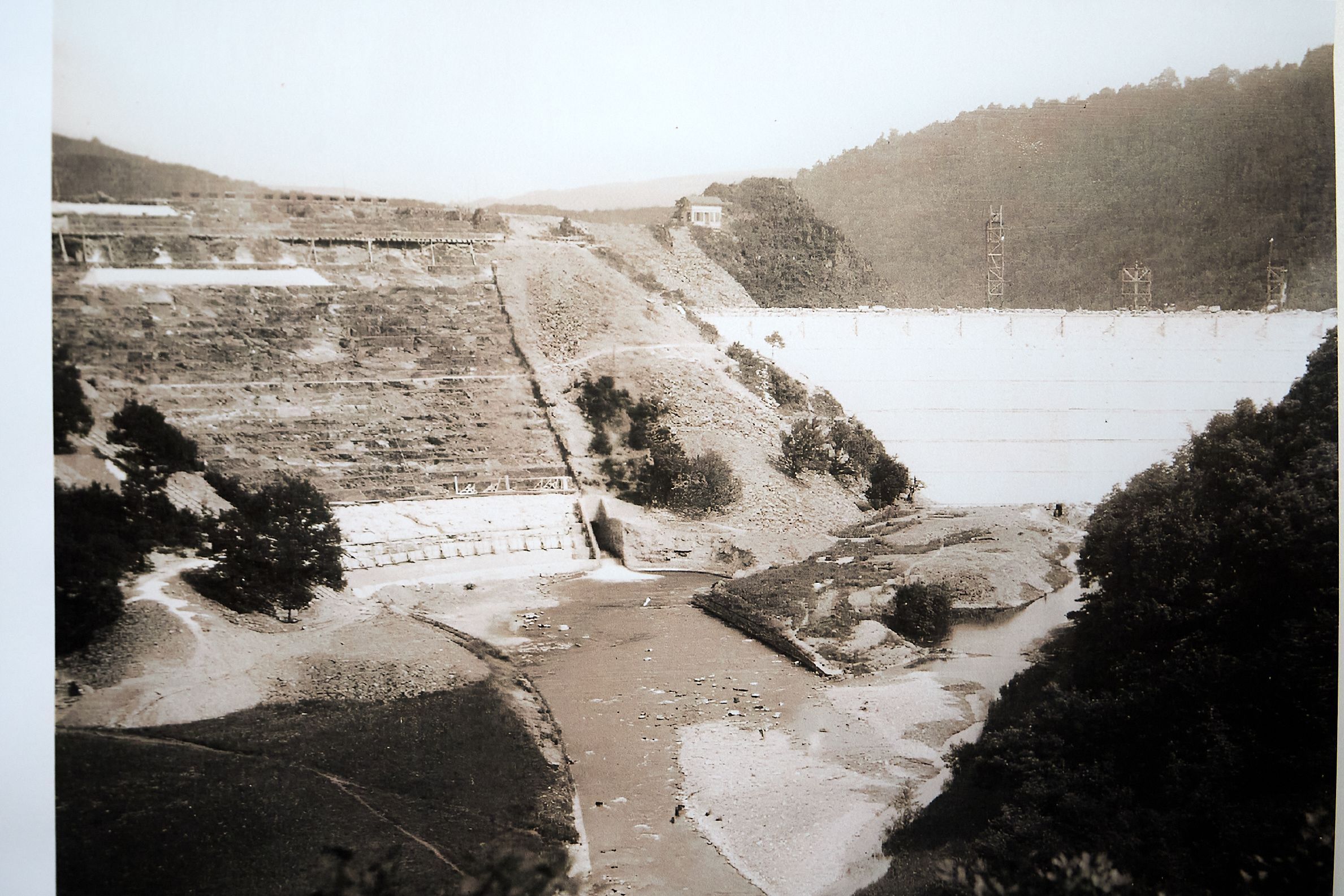 Das historische Foto zeigt den Bau der Staumauer.