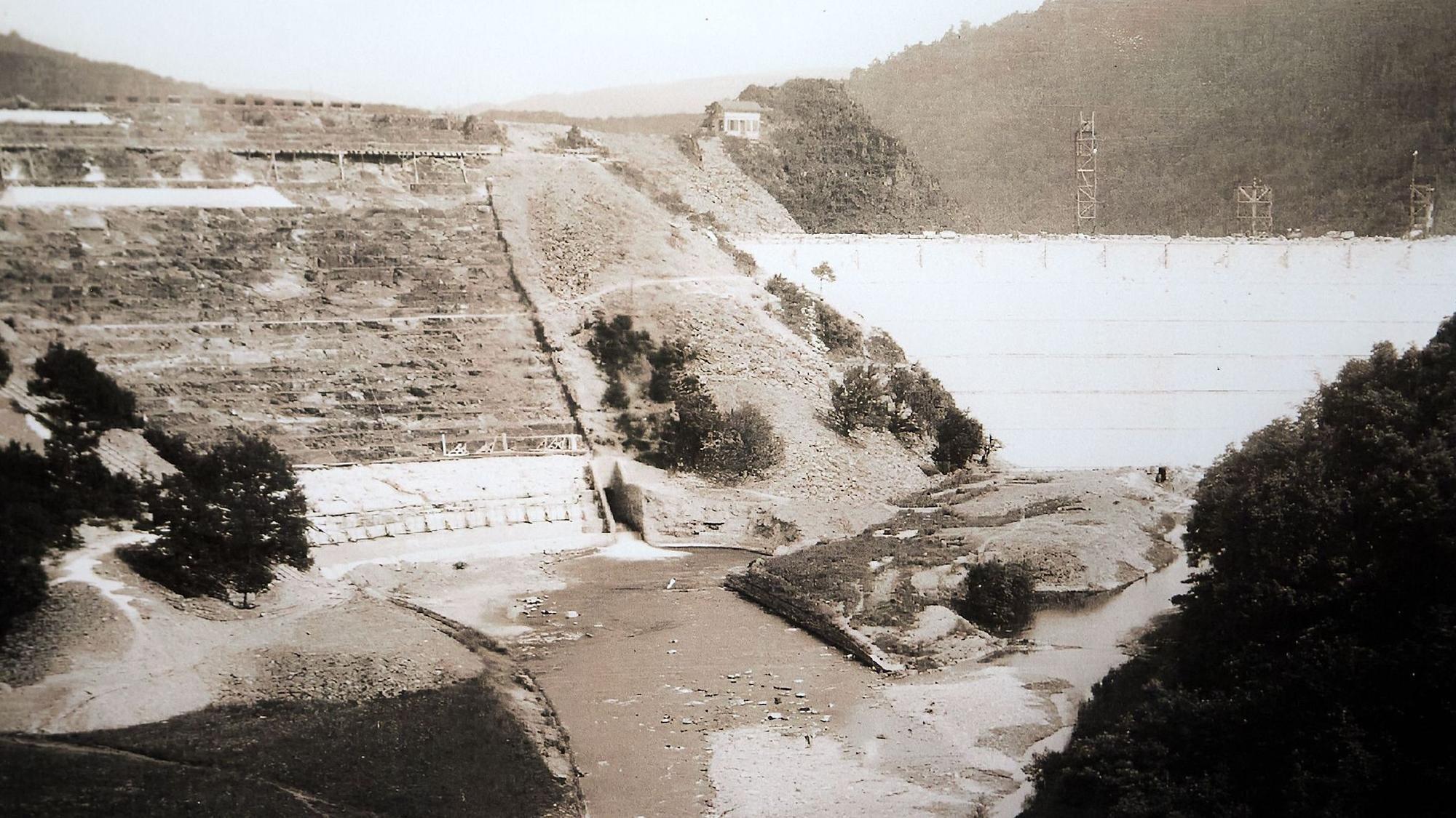Das historische Foto zeigt den Bau der Staumauer.