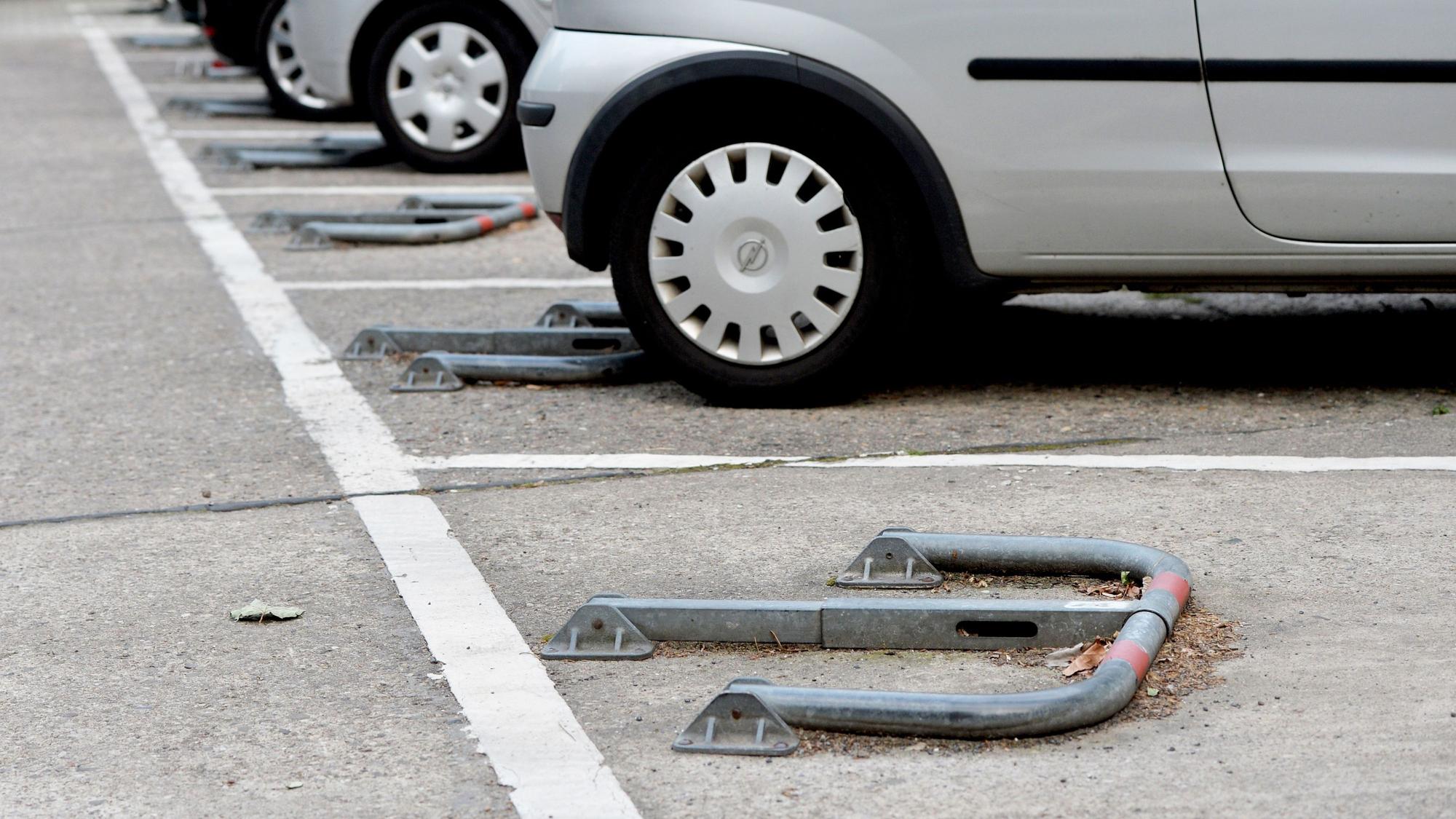 Autos auf einem Parkplatz.