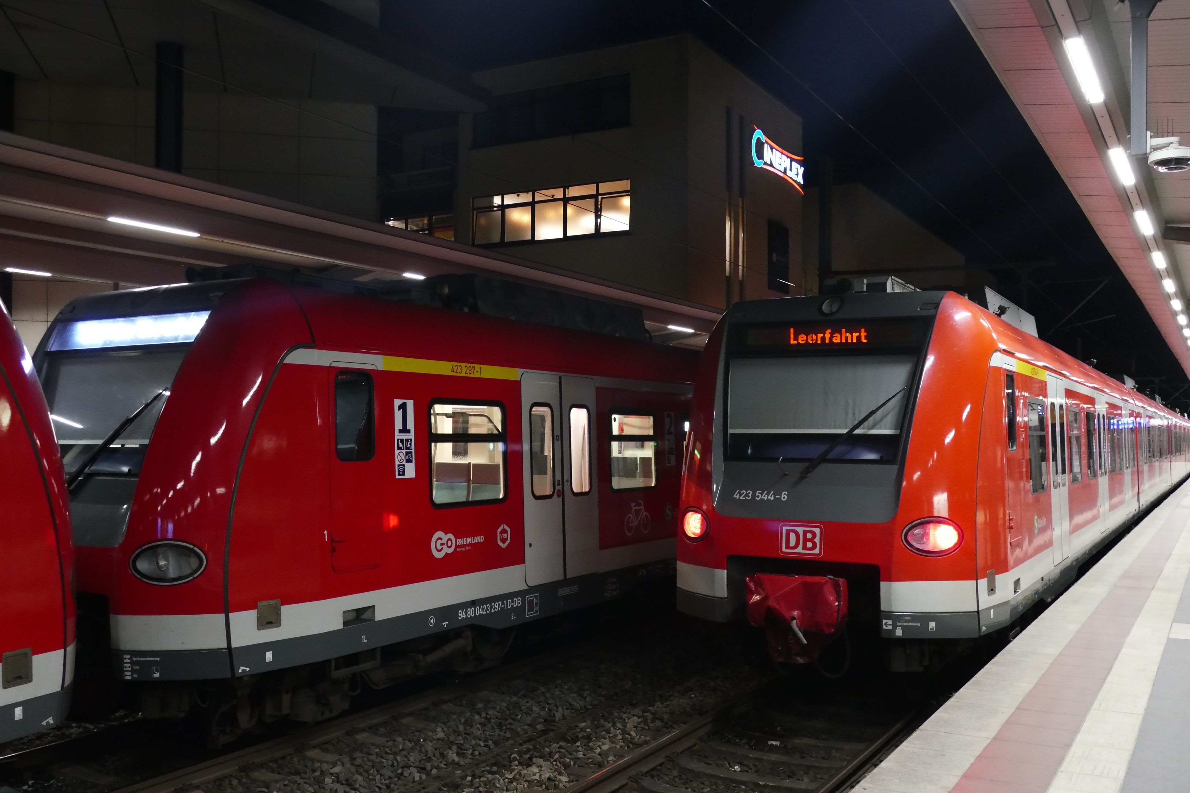 Auf der Digitalanzeige einer Bahn, die am Siegburger Bahnhof hält, steht „Leerfahrt“.