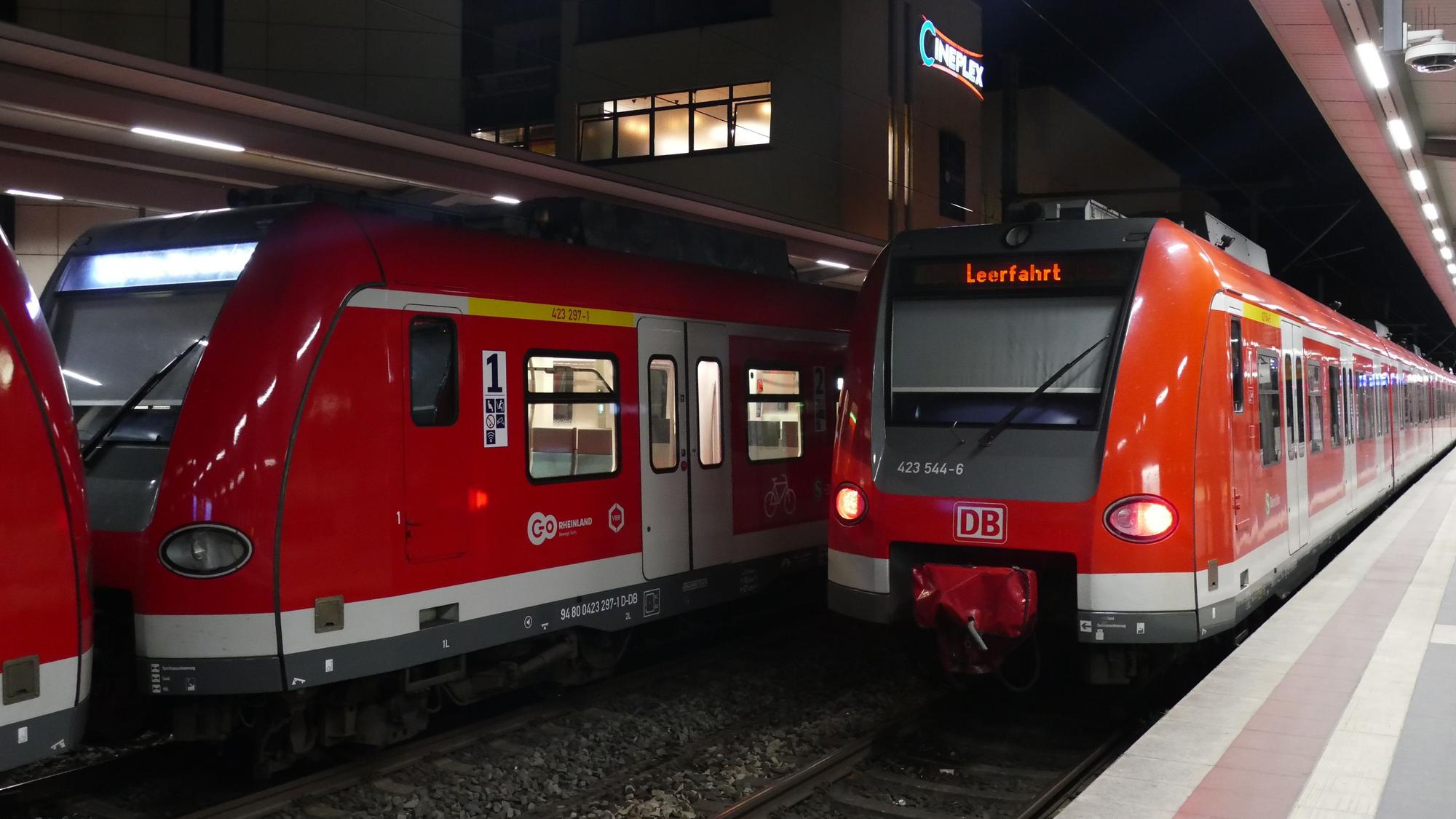 Auf der Digitalanzeige einer Bahn, die am Siegburger Bahnhof hält, steht „Leerfahrt“.