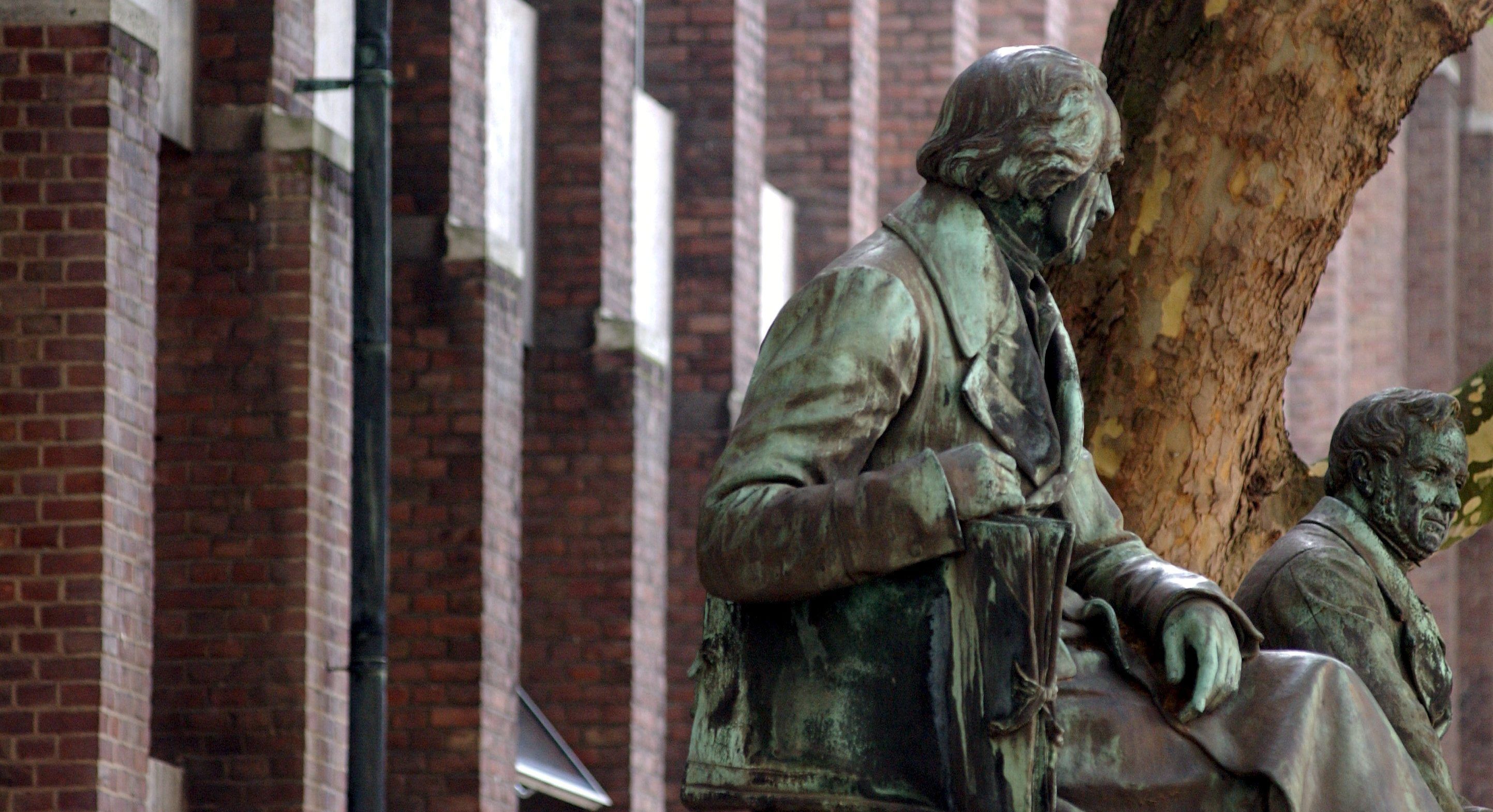 Die Statuen von Wallraf und Richartz vor dem ehemaligen Standort