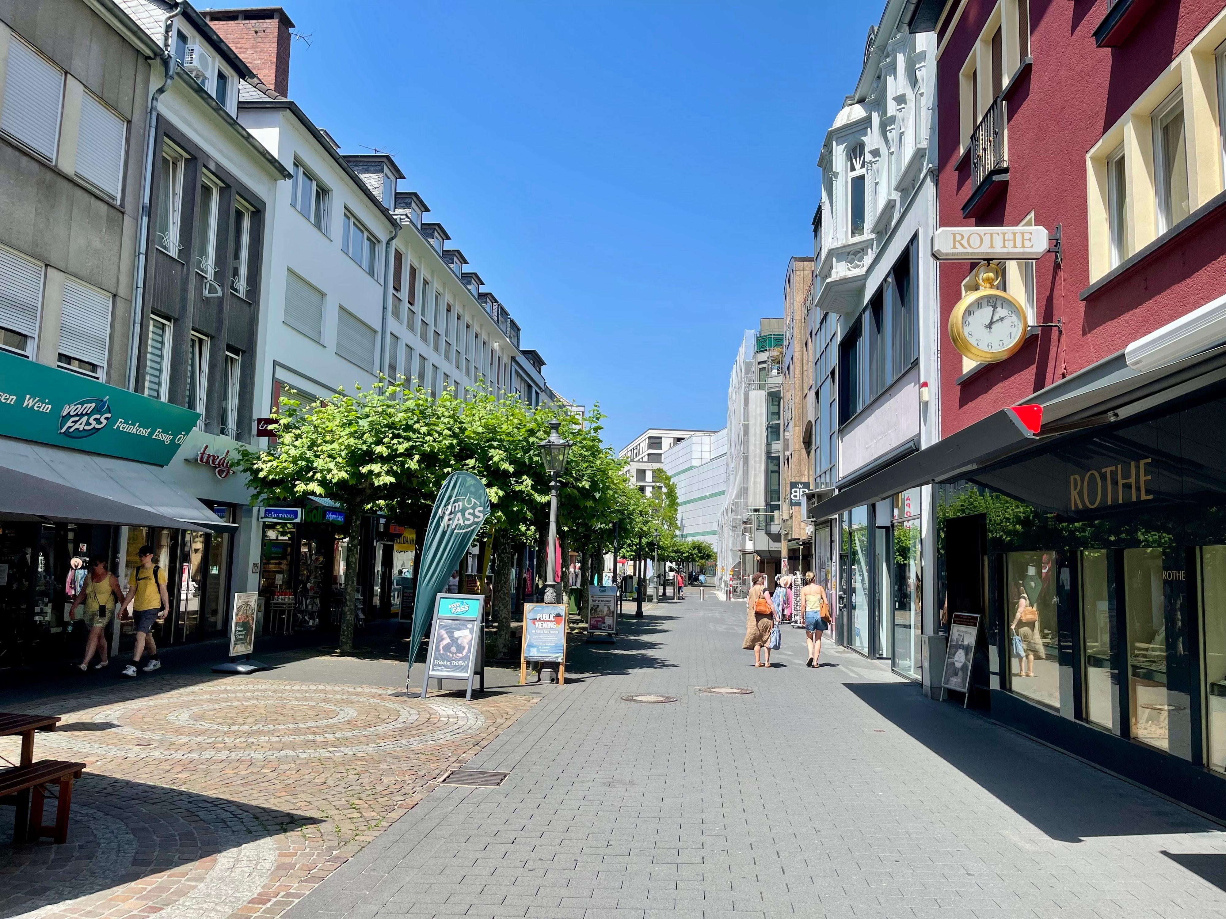 Wenig los war in der Kaiserstraße in Siegburg am schon sehr heeißeen Mittwochmittag.