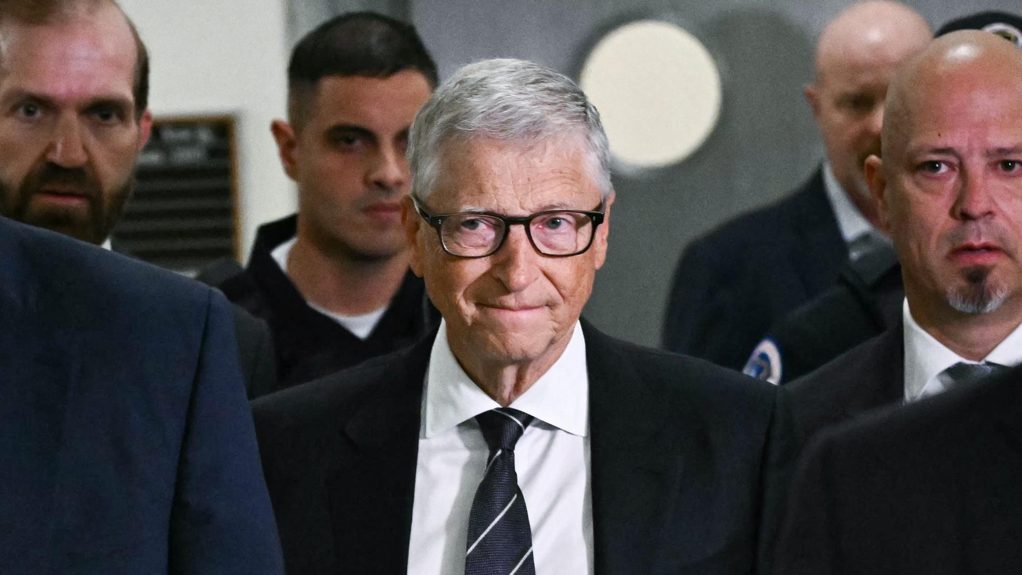 Bill Gates (M.) kommt am Kapitol in Washington an, um vor einem Ausschuss des Repräsentantenhauses zu Epstein auszusagen.